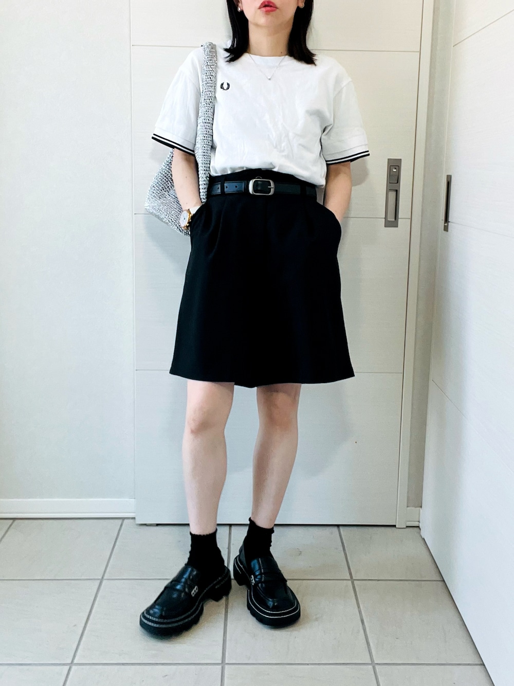 ブラック系のその他パンツ、ホワイト系のTシャツ/カットソー、シルバー系のショルダーバッグを着用したレディースの夏コーディネートの1枚目の写真