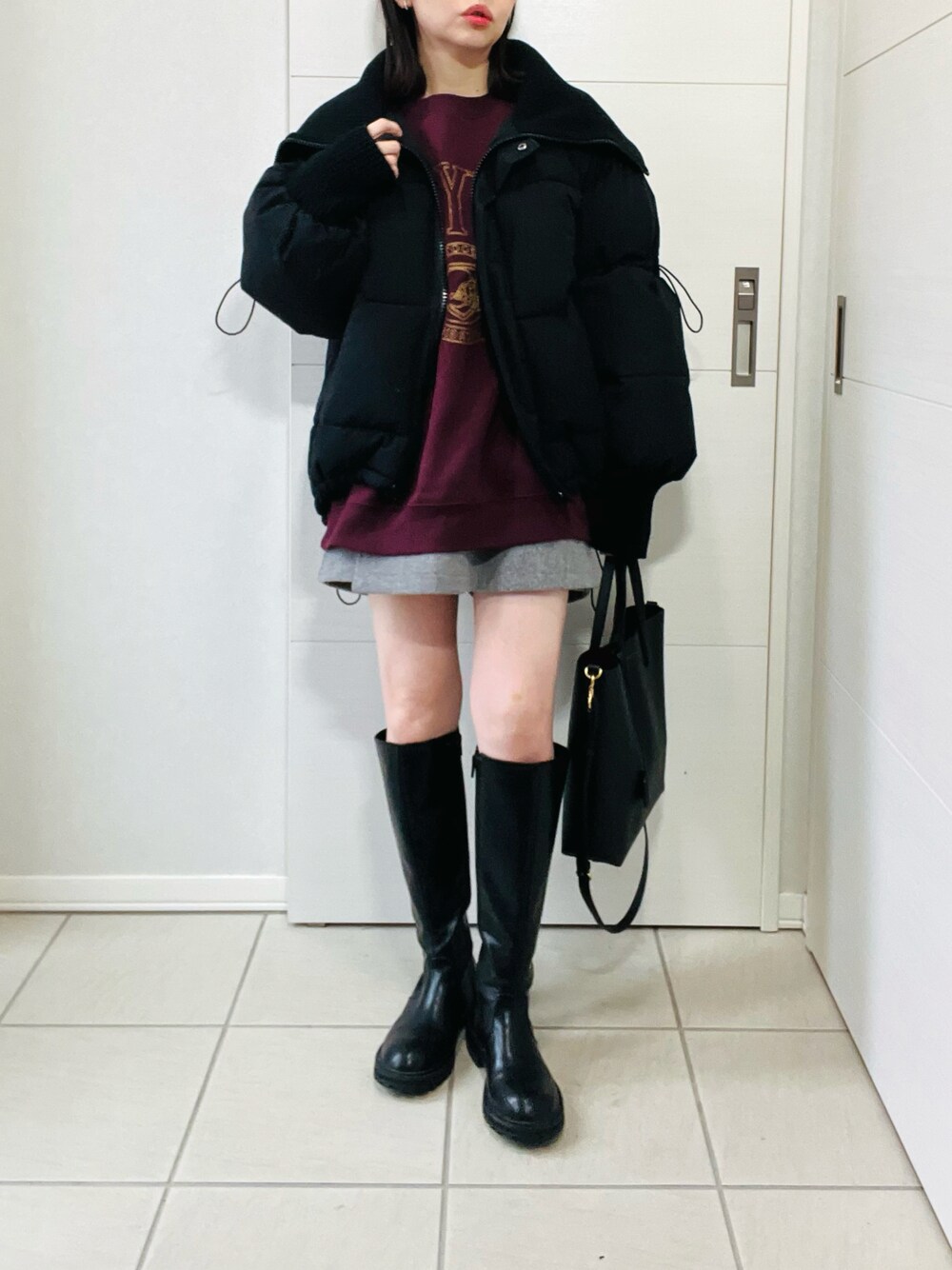 ブラック系のダウンジャケット/コート、レッド系のスウェット、グレー系のその他パンツを着用したレディースの冬コーディネートの1枚目の写真