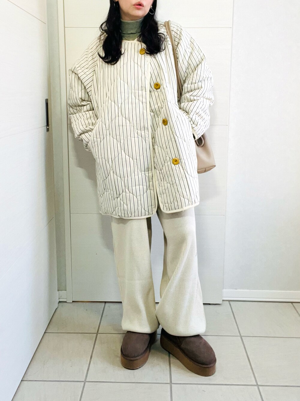 「新星WEARISTAにエントリー、大人かわいい、オトナカジュアル、シンプル、シンプルコーデ、休日スタイル、タートルネック、Crisp、Crispコーデ、クリスプ、プチプラ、ナチュラルコーデ、低身長、低身長コーデ、低身長女子」｜「Crispのストライプキルティングジャケット[c8R3303]（ノーカラージャケット、ホワイト系）」を使った、❁⃘asa❁⃘さん（レディース・150cm）の冬コーディネートの1枚目の写真