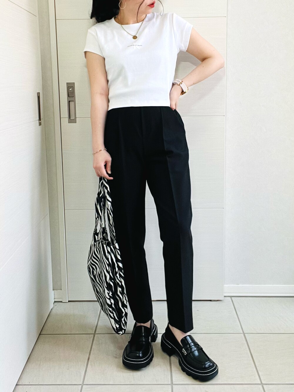 「休日スタイル、シンプルコーデ、オトナ女子、夏コーデ、カルバンクライン、Calvin Klein、オトナカジュアル、モノトーン、モノトーンコーデ、きれいめカジュアル、低身長、低身長コーデ、低身長女子、大人コーデ、ロゴT」｜「Calvin Kleinのモノグラム ロゴ ベイビーTシャツ（Tシャツ/カットソー、ホワイト系）」を使った、❁⃘asa❁⃘さん（レディース・150cm）の春コーディネートの1枚目の写真