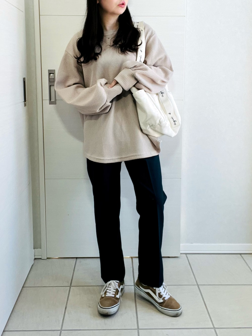 ベージュ系のスウェット、ブルー系のその他パンツ、ブラウン系のスニーカーを着用したレディースの冬コーディネートの1枚目の写真