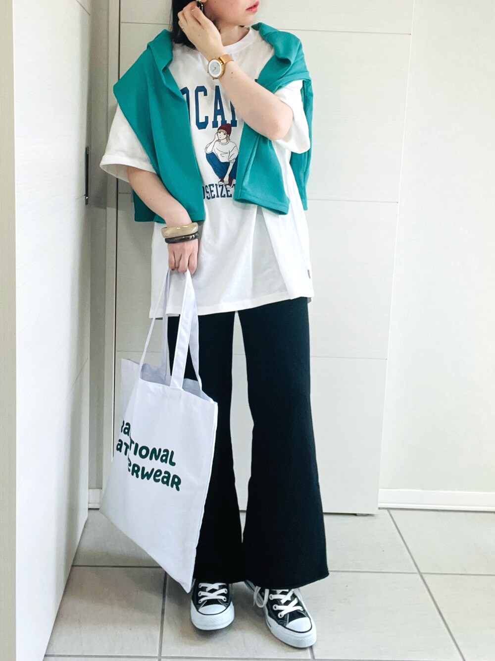 「オトナカジュアル、オトナ女子、JOHN'S CLOSET、ジョンズクローゼット、Red Cap Girl、プリントT、スウェットパンツ、ロゴトート、converse、コンバース、低身長、低身長コーデ、低身長女子、グリーン、シンプル」｜「Red Cap Girlの【a-r】〔Red Cap Girl/レッドキャップガール〕天竺フロントプリント"SITTING GIRL" Tシャツ（Tシャツ/カットソー、ホワイト系）」を使った、❁⃘asa❁⃘さん（レディース・150cm）の春コーディネートの1枚目の写真
