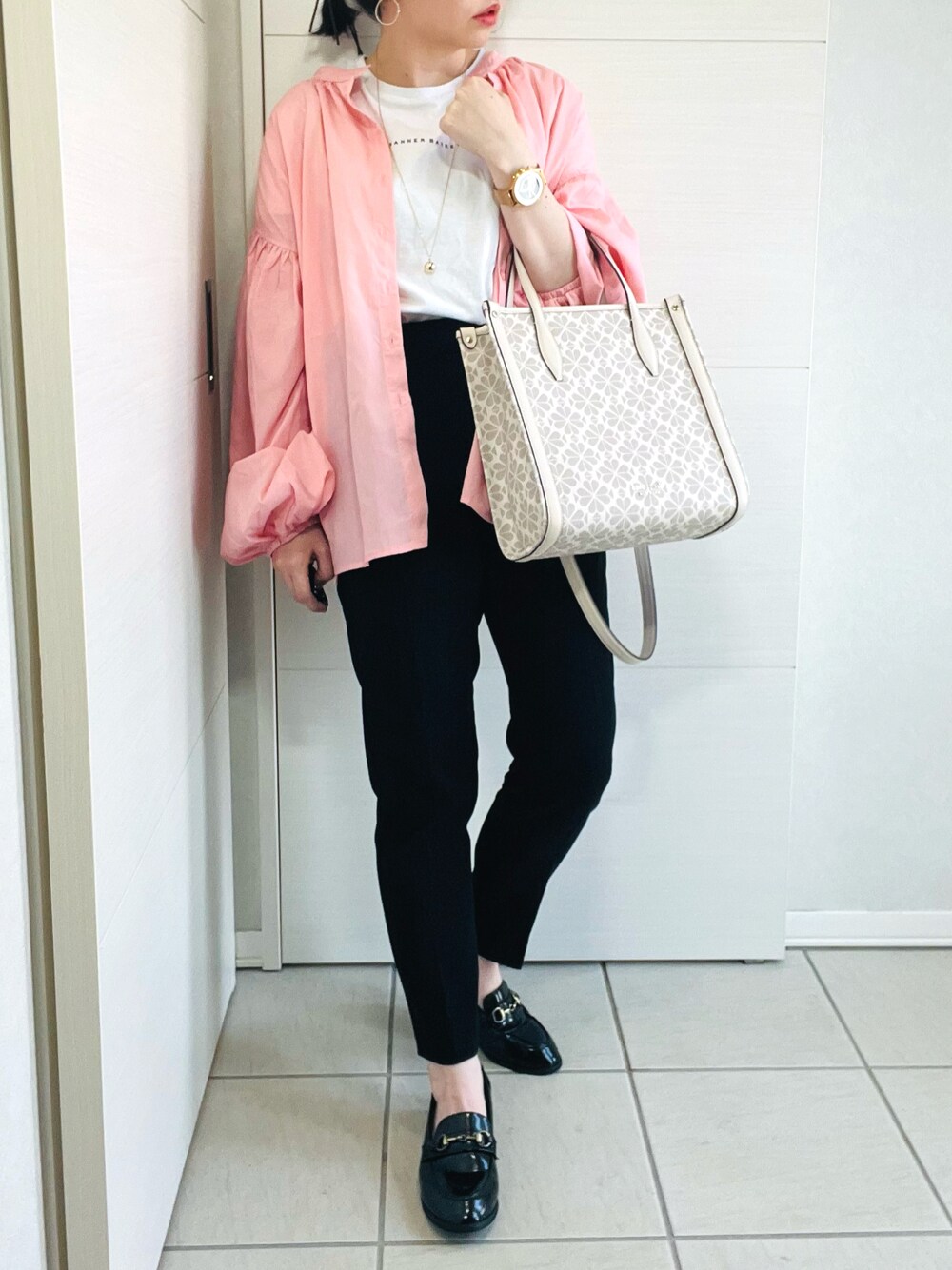 ピンク系のシャツ/ブラウス、ホワイト系のTシャツ/カットソー、ブラック系のパンツを着用したレディースの春コーディネートの1枚目の写真