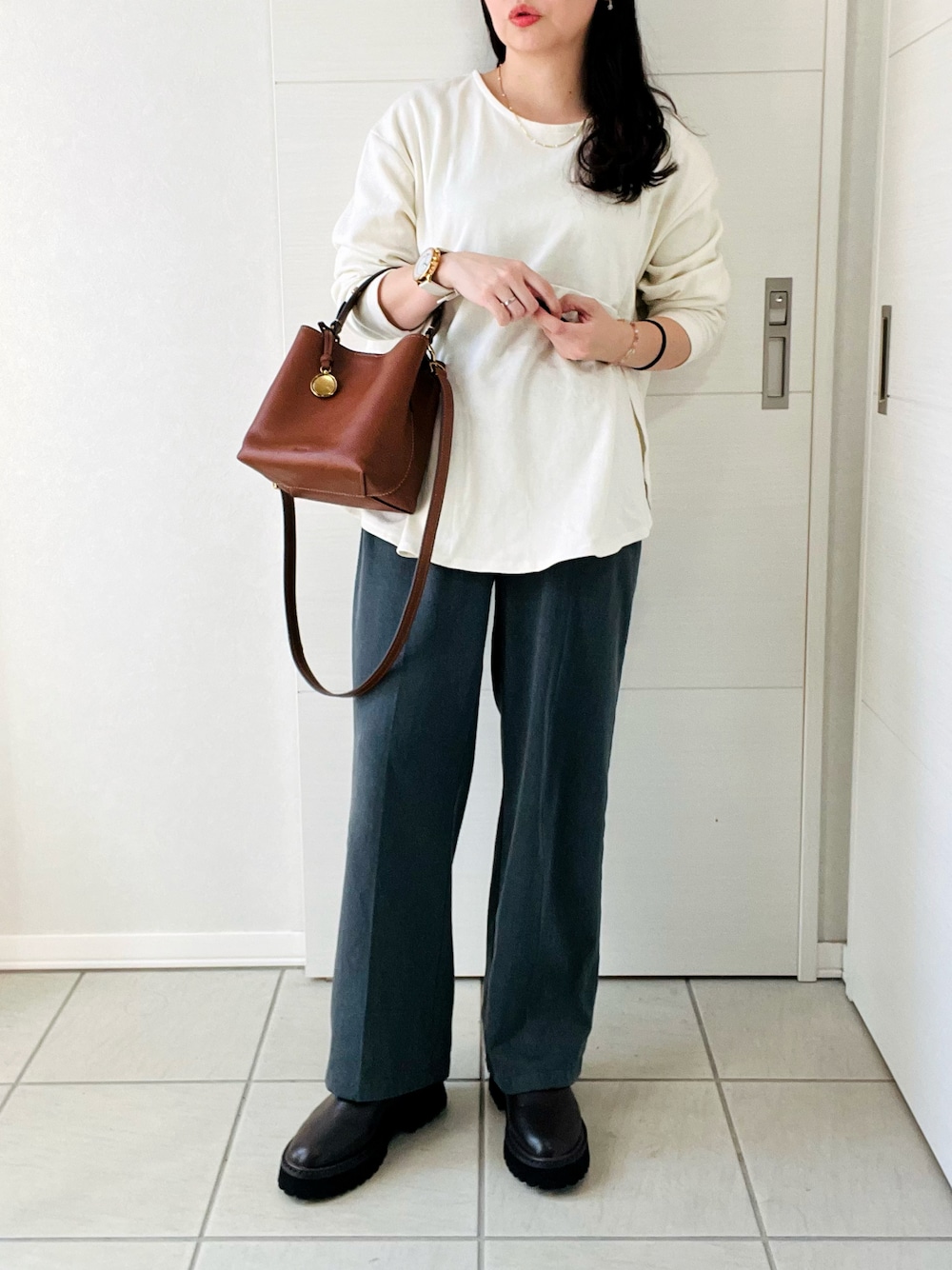 「秋っぽコーデ更新中、秋服準備はじめました、秋コーデ、ブーツ、スラックス、ブラウン、ブラウン色に染まれ、キレイめ、シンプルコーデ、低身長、低身長コーデ、低身長女子、Fossil、FOSSILSTYLE、フォッシル」｜「FOSSILのJessie Crossbody ZB11002200（ショルダーバッグ、ブラウン系）」を使った、❁⃘asa❁⃘さん（レディース・150cm）の秋コーディネートの1枚目の写真