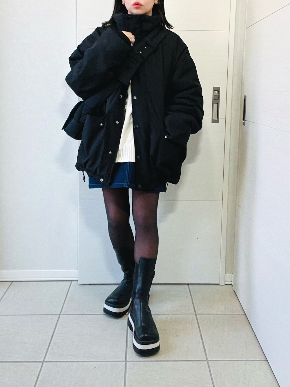 「冬コーデ、クリスマスに着たい服、マイベストコーデ2024、カジュアルスタイル、オトナ女子、デニムスカート、ミドルブーツ、モンスターパーカー、モンスターコート、tiptop_pocket、tipコーデ、tiptop、低身長、低身長コーデ、低身長女子」｜「tiptopの【ZOZO限定アイテム】モンスタースタンドブルゾン（ブルゾン、ブラック系）」を使った、❁⃘asa❁⃘さん（レディース・150cm）の冬コーディネートの1枚目の写真