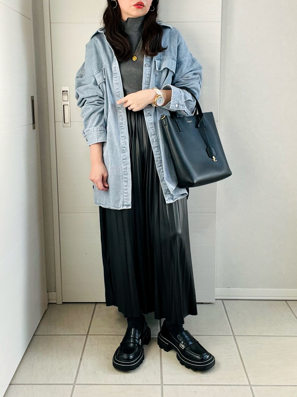 「秋服まるっと大公開、秋コーデ、秋、カジュアル、休日スタイル、ゆるコーデ、オトナ女子、オトナカジュアル、低身長、低身長コーデ、低身長女子、デニムシャツ、レザースカート、ハイネック、ローファー」｜「tiptopのデニムBIGシャツジャケット（シャツ/ブラウス、ブルー系）」を使った、❁⃘asa❁⃘さん（レディース・150cm）の秋コーディネートの1枚目の写真