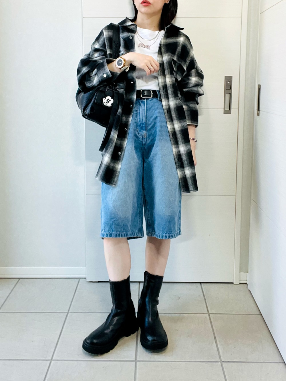 ブラック系のシャツ/ブラウス、ブルー系のその他パンツ、ブラック系のブーツを着用したレディースの秋コーディネートの1枚目の写真