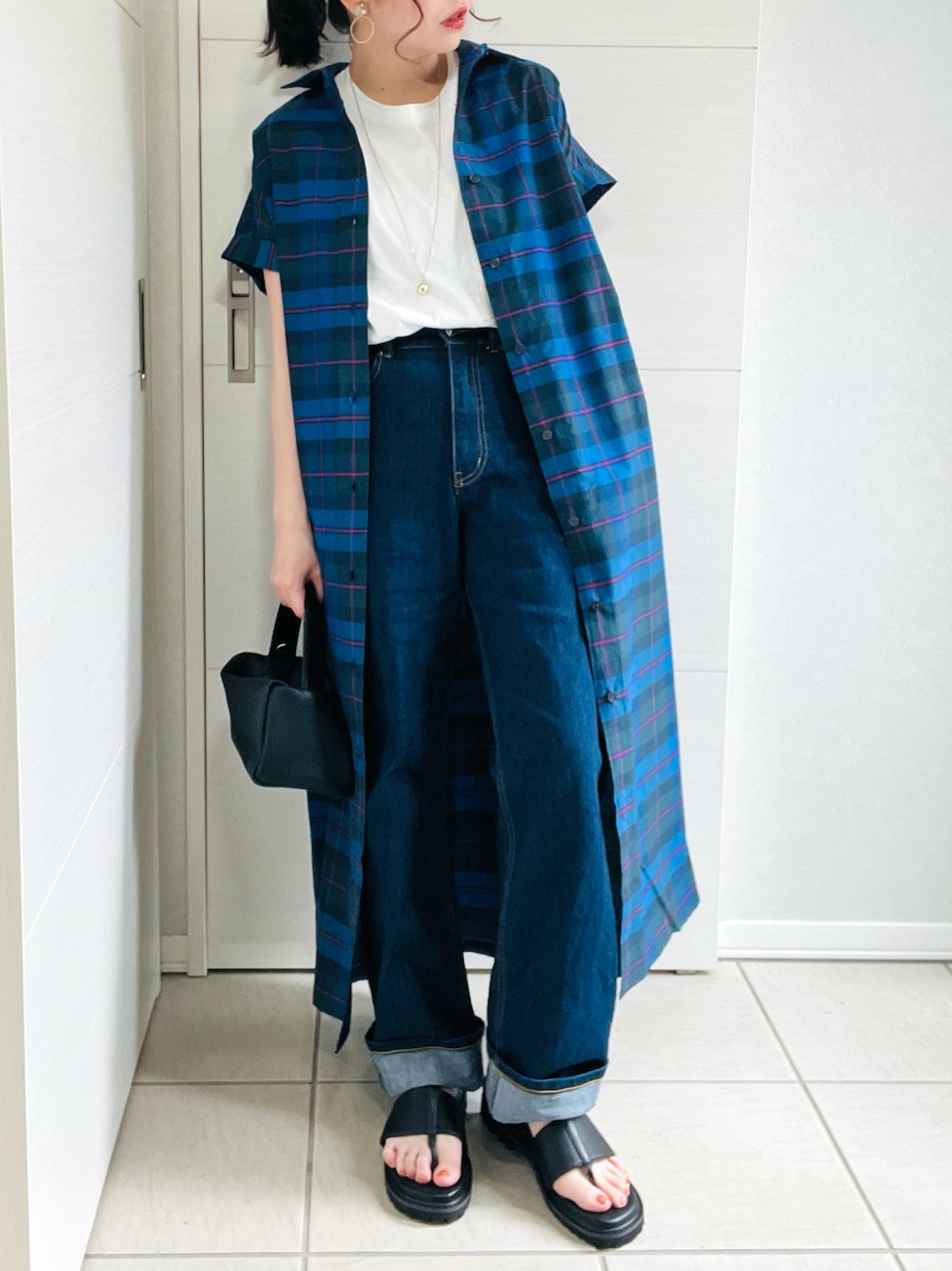 ブルー系のワンピース、ホワイト系のTシャツ/カットソー、ブルー系のデニムパンツを着用したレディースの夏コーディネートの1枚目の写真