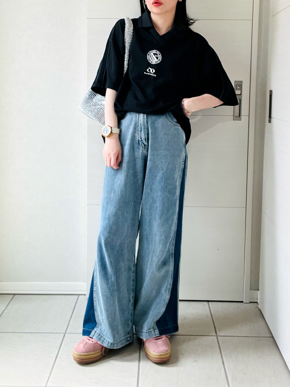 ブラック系のTシャツ/カットソー、ブルー系のデニムパンツ、レッド系のスニーカーを着用したレディースの夏コーディネートの1枚目の写真