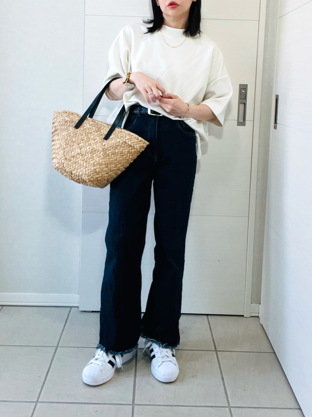 「夏ルックで気分アップ、夏服、夏コーデ、オトナカジュアル、シンプルコーデ、デニム、ゆるコーデ、adidas、アディダス、低身長、低身長コーデ、低身長女子」｜「Fizzの【Fizz/フィズ】　モックネックゆったりダンボール半袖Tee（Tシャツ/カットソー、ホワイト系）」を使った、❁⃘asa❁⃘さん（骨格ストレート・レディース・150cm）の夏コーディネートの1枚目の写真
