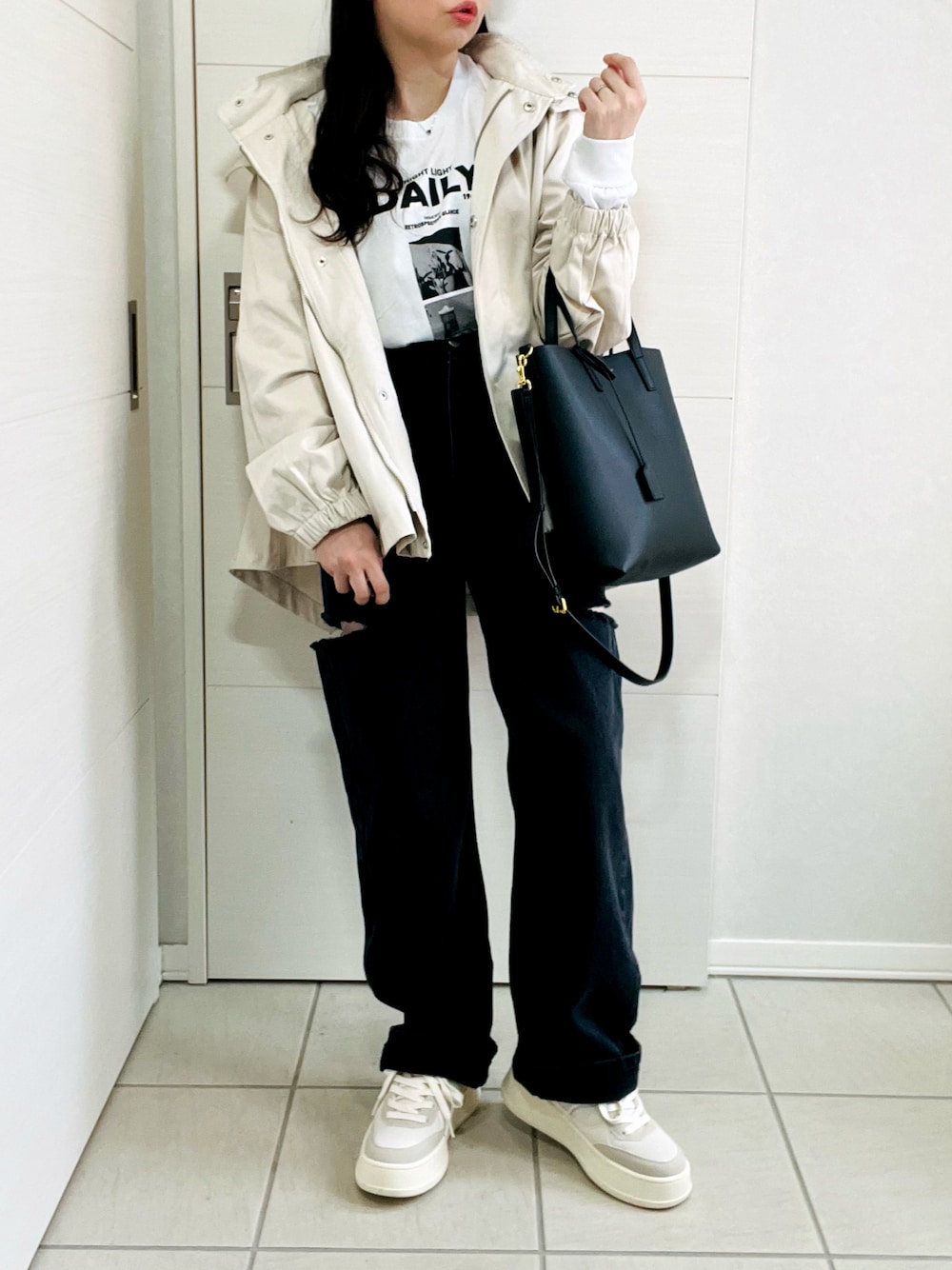 ホワイト系のマウンテンパーカー、ホワイト系のTシャツ/カットソー、ブラック系のデニムパンツを着用したレディースの春コーディネートの1枚目の写真