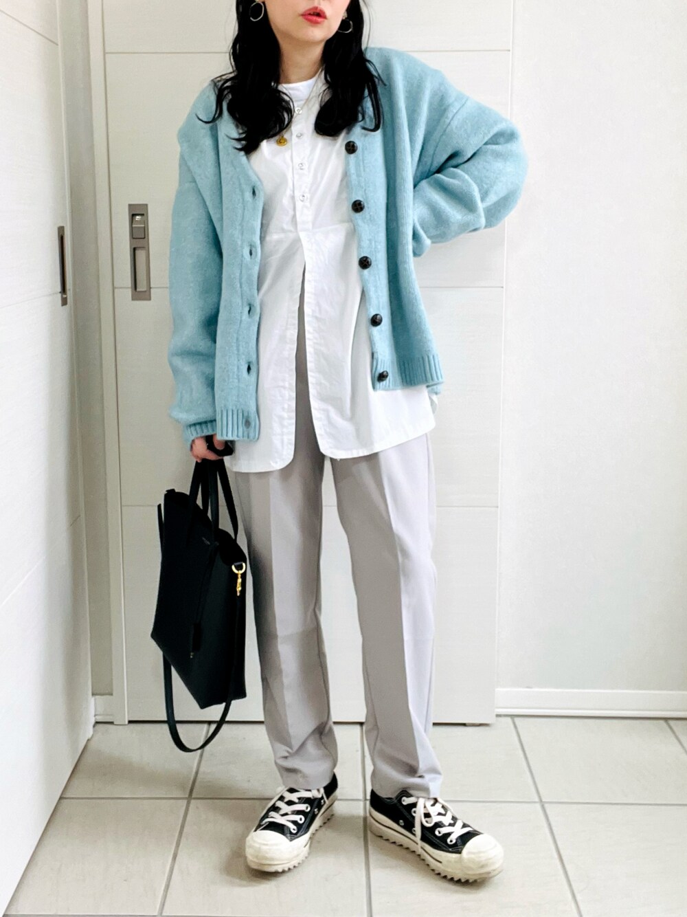 ホワイト系のシャツ/ブラウス、ブルー系のカーディガン/ボレロ、シルバー系のその他パンツを着用したレディースの秋コーディネートの1枚目の写真