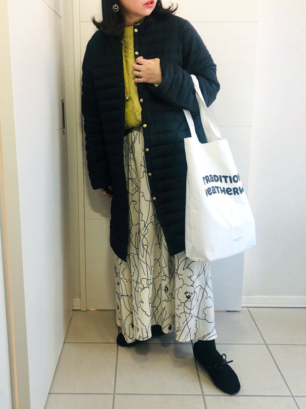 「カジュアルコーデ、オトナカジュアル、低身長、低身長コーデ、低身長女子、大人コーデ、冬、Traditional Weatherwear、トラディショナルウェザーウエア、TWW、冬アウター、花柄スカート、モカシン、ロゴトート、ニット」｜「Traditional WeatherwearのARKLEY LONG DOWN PACKABLE/アークリー ロングダウン パッカブル（ダウンジャケット/コート、ブラック系）」を使った、❁⃘asa❁⃘さん（レディース・150cm）の冬コーディネートの1枚目の写真