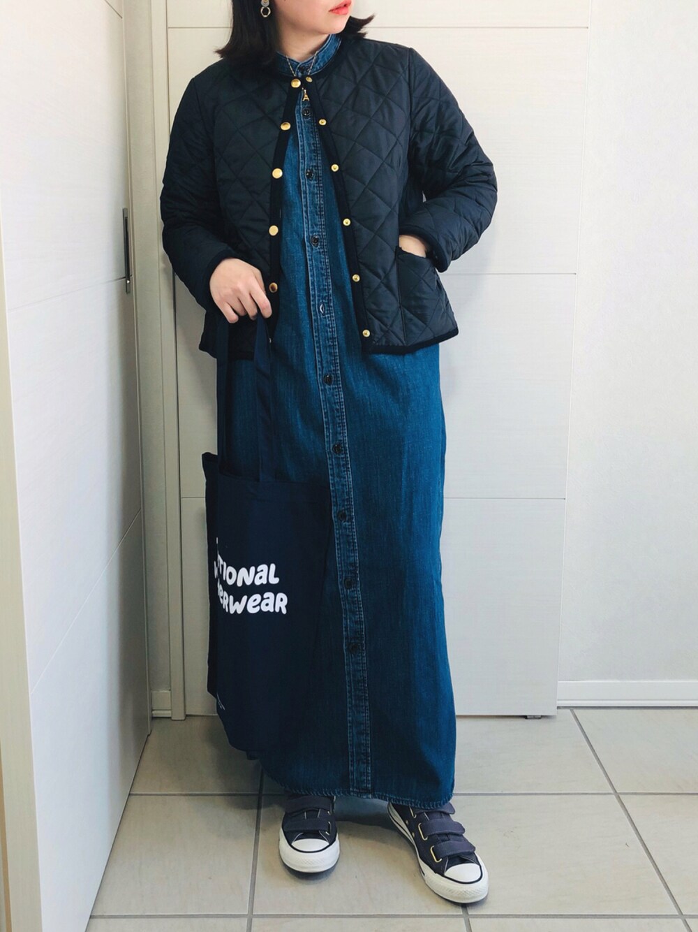 「トートバッグ、カジュアル、ネイビー、ROSSO、大人コーデ、キルティングジャケット、Traditional Weatherwear、低身長、低身長コーデ、オトナカジュアル、トラディショナルウェザーウエア、URBAN RESEARCH ROSSO、TWW、秋トレンド2021」｜「Traditional WeatherwearのARKLEY（ノーカラージャケット、ブルー系）」を使った、❁⃘asa❁⃘さん（レディース・150cm）の秋コーディネートの1枚目の写真