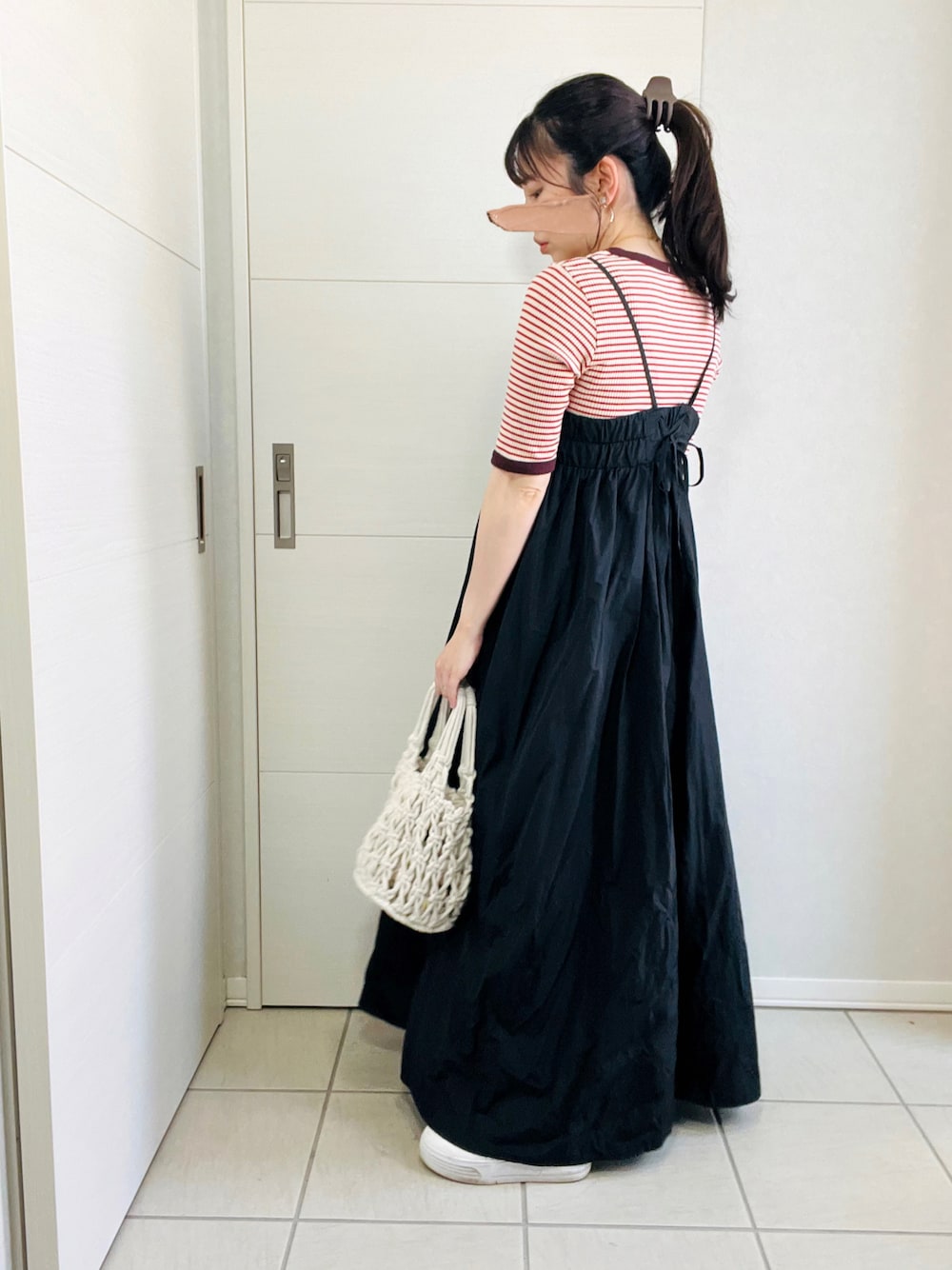 レッド系のTシャツ/カットソー、ブラック系のワンピース、ホワイト系のスニーカーを着用したレディースの夏コーディネートの1枚目の写真