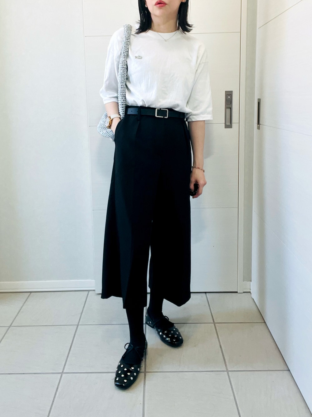 「ラコステ、LACOSTE、ガウチョパンツ、ハーフパンツ、フラットシューズ、スタッズ、モノトーン、シンプルコーデ、低身長、低身長コーデ、低身長女子、キラキラバッグ」｜「LACOSTEのハイストレッチコットンニット半袖Tシャツ（Tシャツ/カットソー、ホワイト系）」を使った、❁⃘asa❁⃘さん（レディース・150cm）の春コーディネートの1枚目の写真