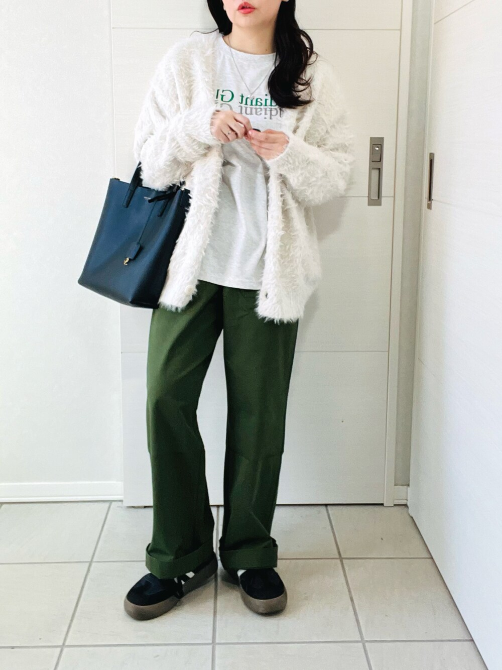 ホワイト系のカーディガン/ボレロ、グレー系のTシャツ/カットソー、グリーン系のその他パンツを着用したレディースの秋コーディネートの1枚目の写真