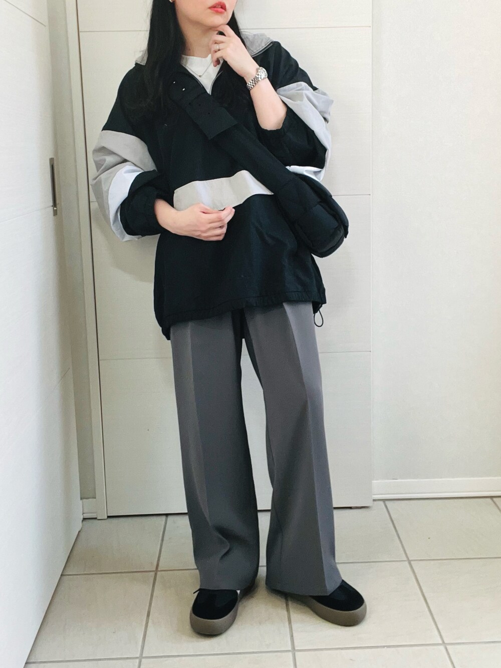 「大人カジュアル、シンプルコーデ、春服コーデ、オトナ女子、モノトーン、ストリート、カジュアルコーデ、confirm、コンファーム、ILL'S、イルズ、ゆるコーデ、低身長、低身長コーデ、低身長女子」｜「ILL'Sの24SS ビッグシルエット トラックジャケット ナイロンブルゾン ハーフジップアノラックプルオーバー 【ILL'S】（ナイロンジャケット、ブラック系）」を使った、❁⃘asa❁⃘さん（レディース・150cm）の冬コーディネートの1枚目の写真