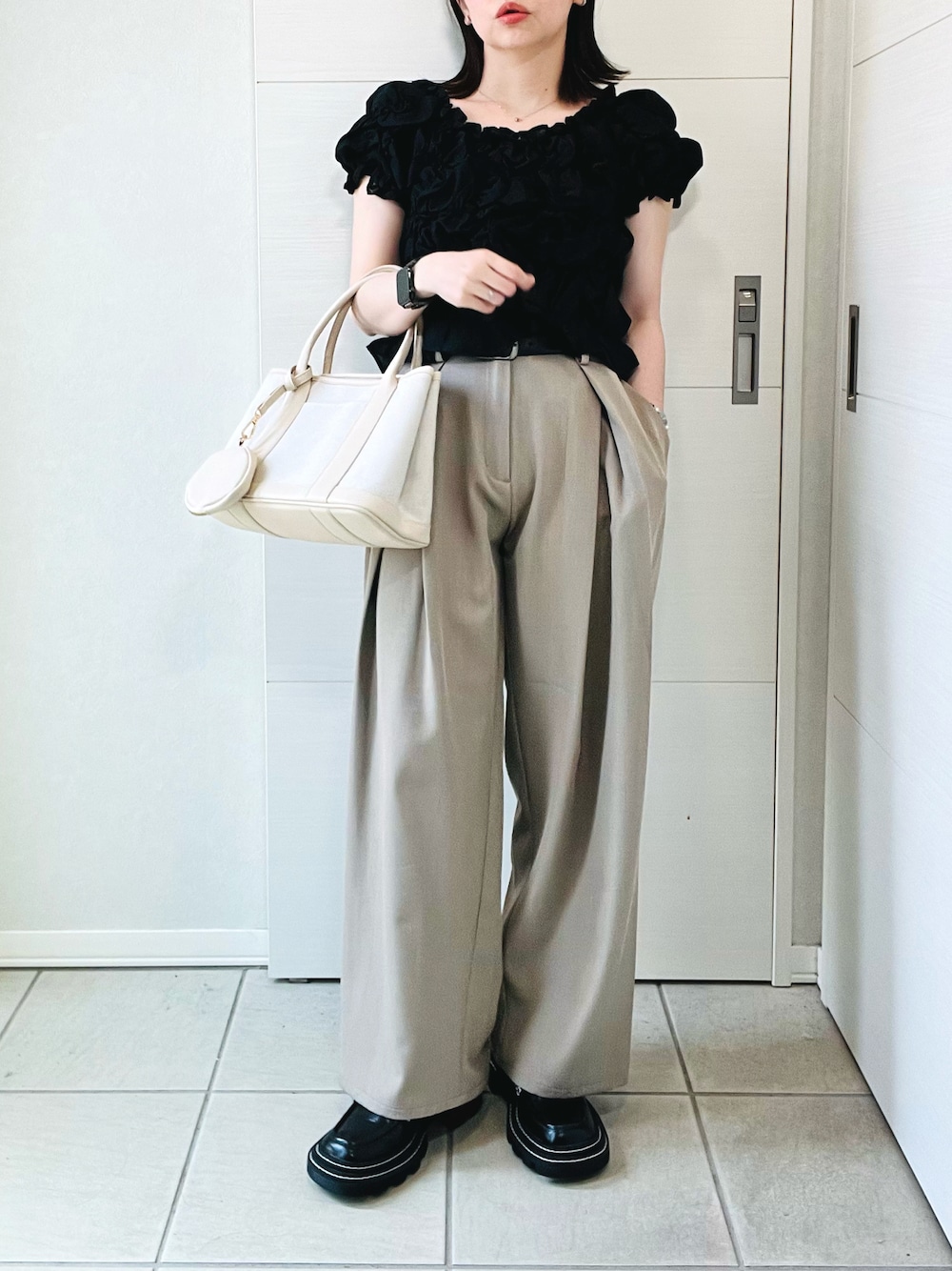 ブラック系のシャツ/ブラウス、ベージュ系のその他パンツ、ホワイト系のトートバッグを着用したレディースの夏コーディネートの1枚目の写真