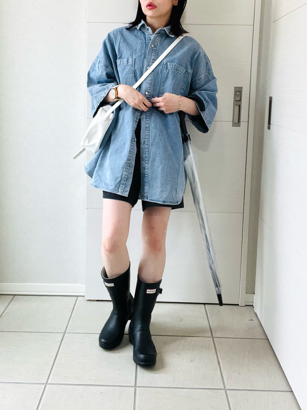 ブルー系のシャツ/ブラウス、グレー系のその他パンツ、ホワイト系のショルダーバッグを着用したレディースの夏コーディネートの1枚目の写真