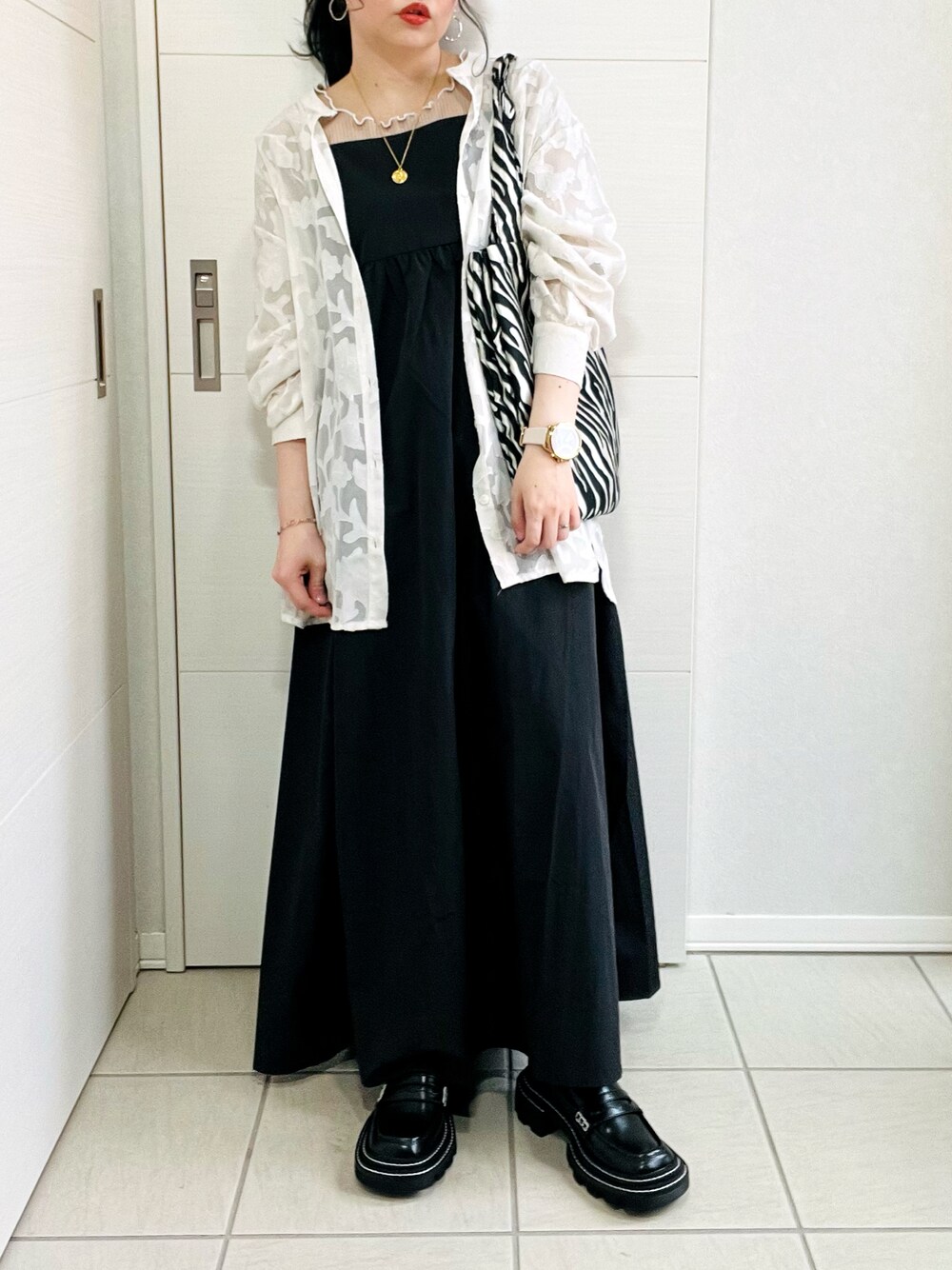 「春服コーデ、大人女子、カジュアル、きれいめカジュアル、ワンピースコーデ、アンジーヴィンテージ、ANGIE VINTAGE、Angie、キャミワンピース、プチプラコーデ、ローファー、低身長、低身長コーデ、低身長女子、キャミワンピ」｜「tiptopのシアージャガードバンドカラーシャツ（シャツ/ブラウス、ホワイト系）」を使った、❁⃘asa❁⃘さん（レディース・150cm）の春コーディネートの1枚目の写真