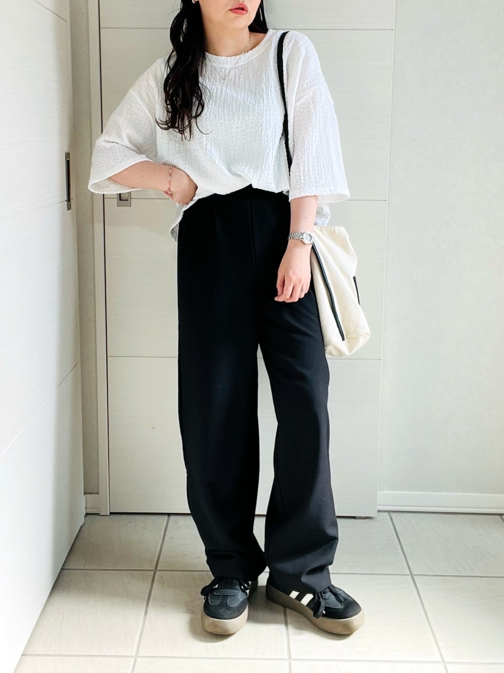 「オトナカジュアル、休日スタイル、ゆるコーデ、オトナ女子、シンプルスタイル、ラクチンコーデ、モノトーン、初夏コーデ、reca、recaコーデ、reca_zozotown、レカ(reca)、低身長、低身長コーデ、低身長女子」｜「recaのカットシャーリングデザイン半袖プルオーバー（シャツ/ブラウス、ホワイト系）」を使った、❁⃘asa❁⃘さん（レディース・150cm）の春コーディネートの1枚目の写真