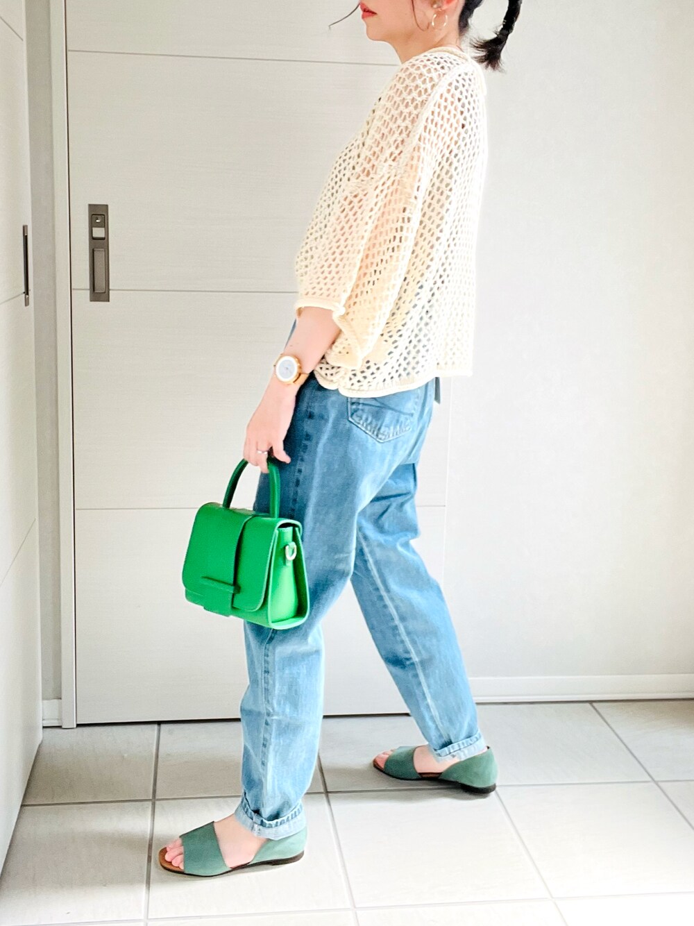 ホワイト系のニット/セーター、ブルー系のデニムパンツ、グリーン系のサンダルを着用したレディースの夏コーディネートの1枚目の写真