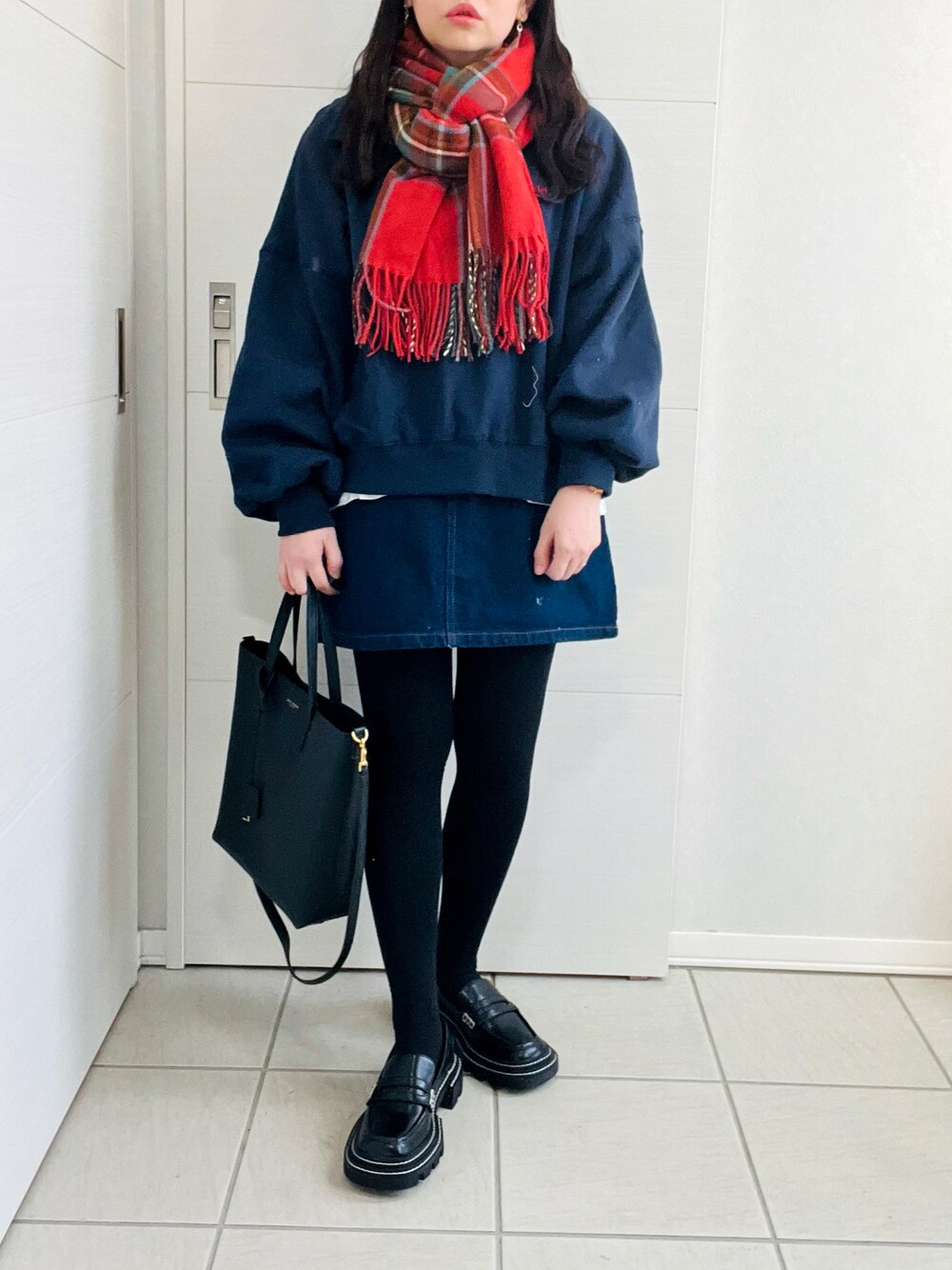 「大人カジュアル、ミニスカート、ハーフジップ、スウェット、秋冬、ネイビー、チェックマフラー、赤、クリスマスに着たい服、オトナカワイイ、低身長、低身長コーデ、低身長女子、カジュアルコーデ、ローファー」｜「shetilaの裏起毛ハーフジップスウェット（スウェット、ブルー系）」を使った、❁⃘asa❁⃘さん（レディース・150cm）の冬コーディネートの1枚目の写真