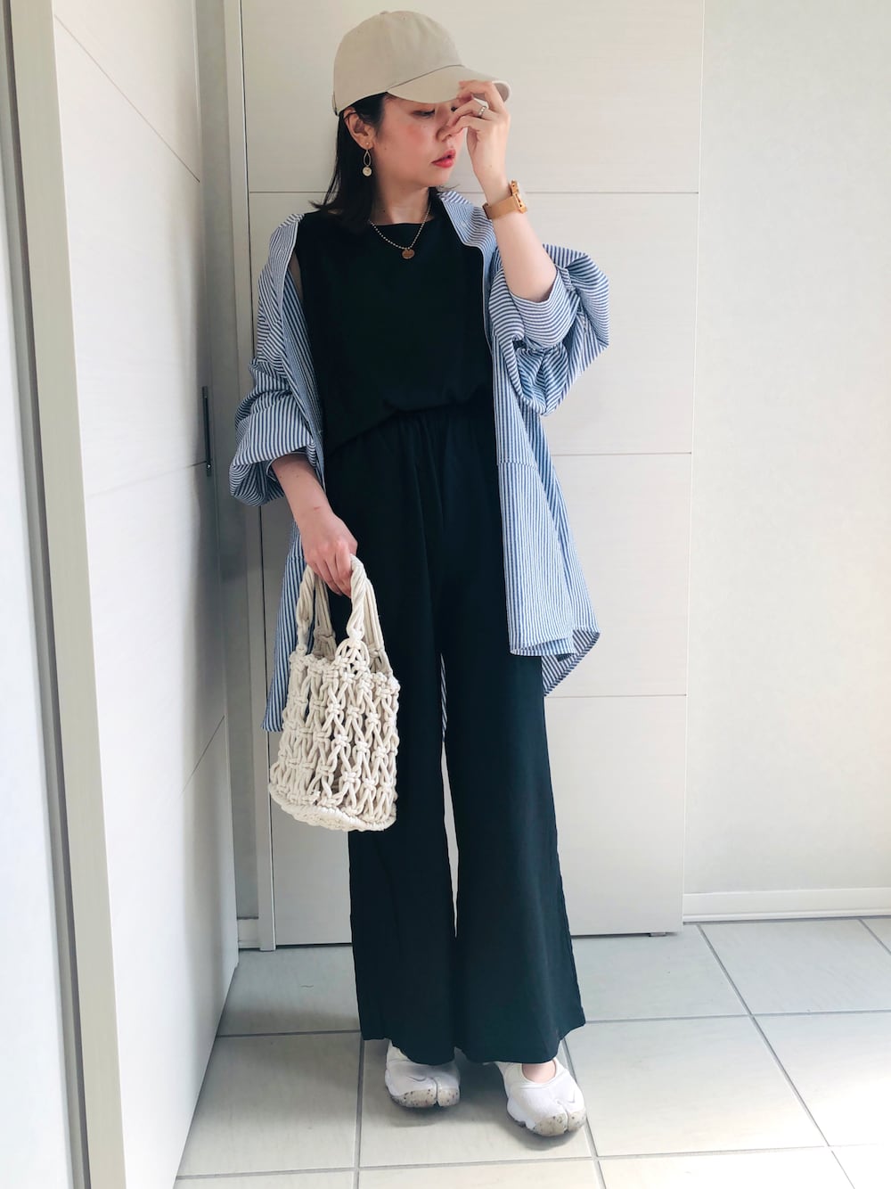 ブラック系のシャツ/ブラウス、ブラック系のその他パンツ、ブルー系のシャツ/ブラウスを着用したレディースの夏コーディネートの1枚目の写真