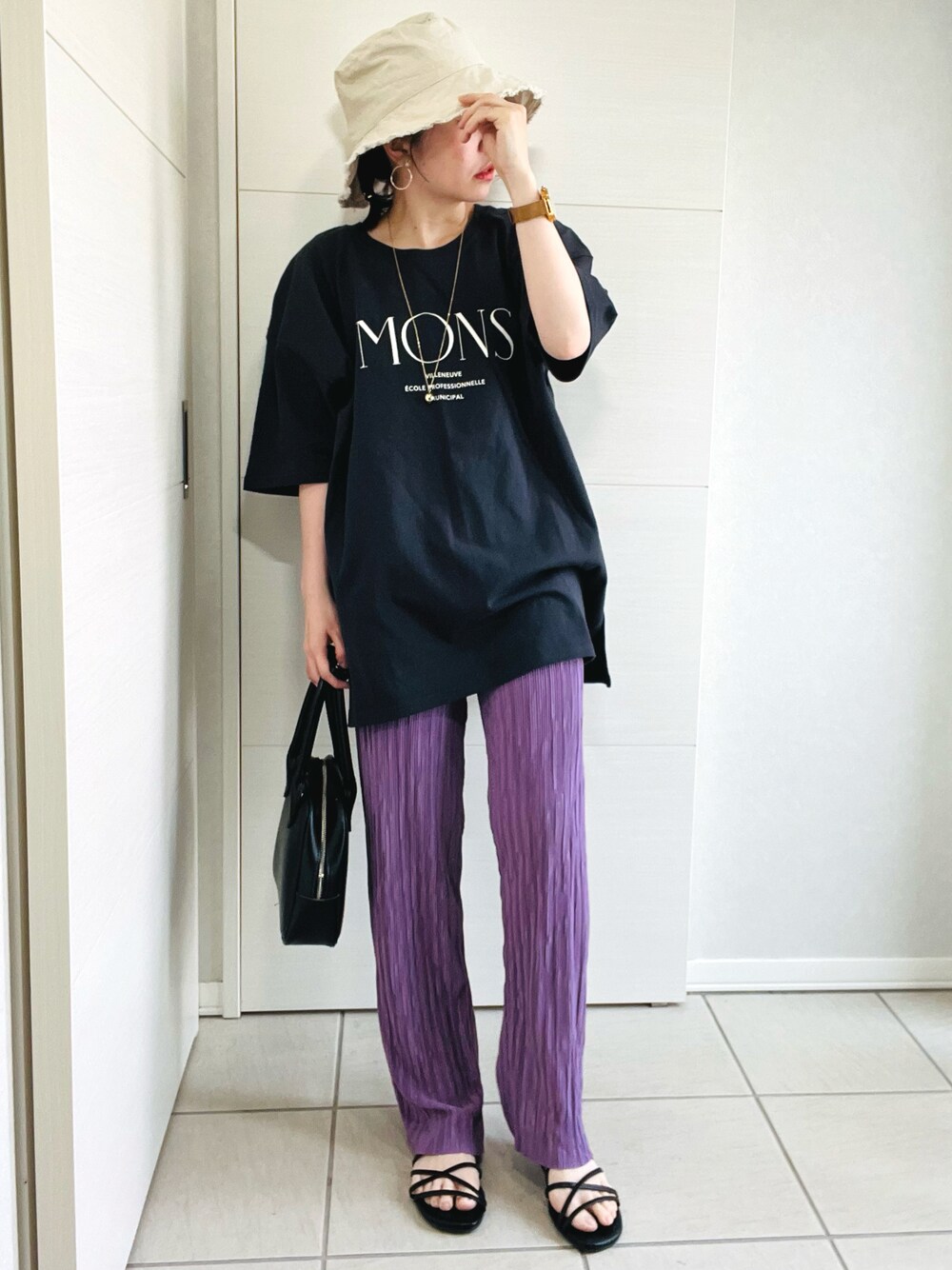 グレー系のTシャツ/カットソー、パープル系のその他パンツ、ブラック系のサンダルを着用したレディースの夏コーディネートの1枚目の写真