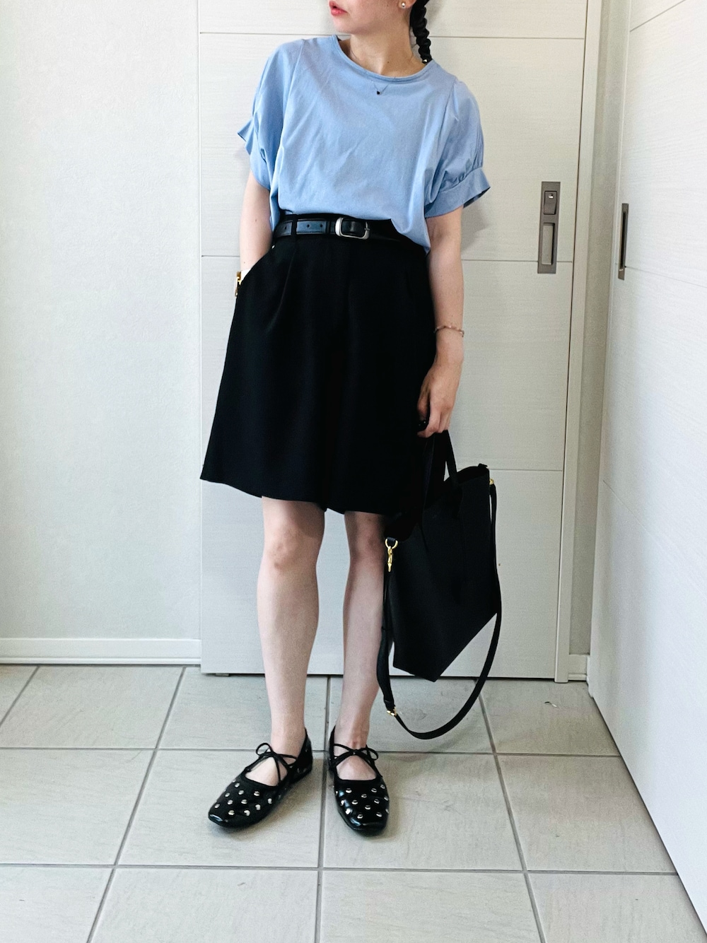 ブルー系のTシャツ/カットソー、ブラック系のその他パンツ、ブラック系のバレエシューズを着用したレディースの夏コーディネートの1枚目の写真