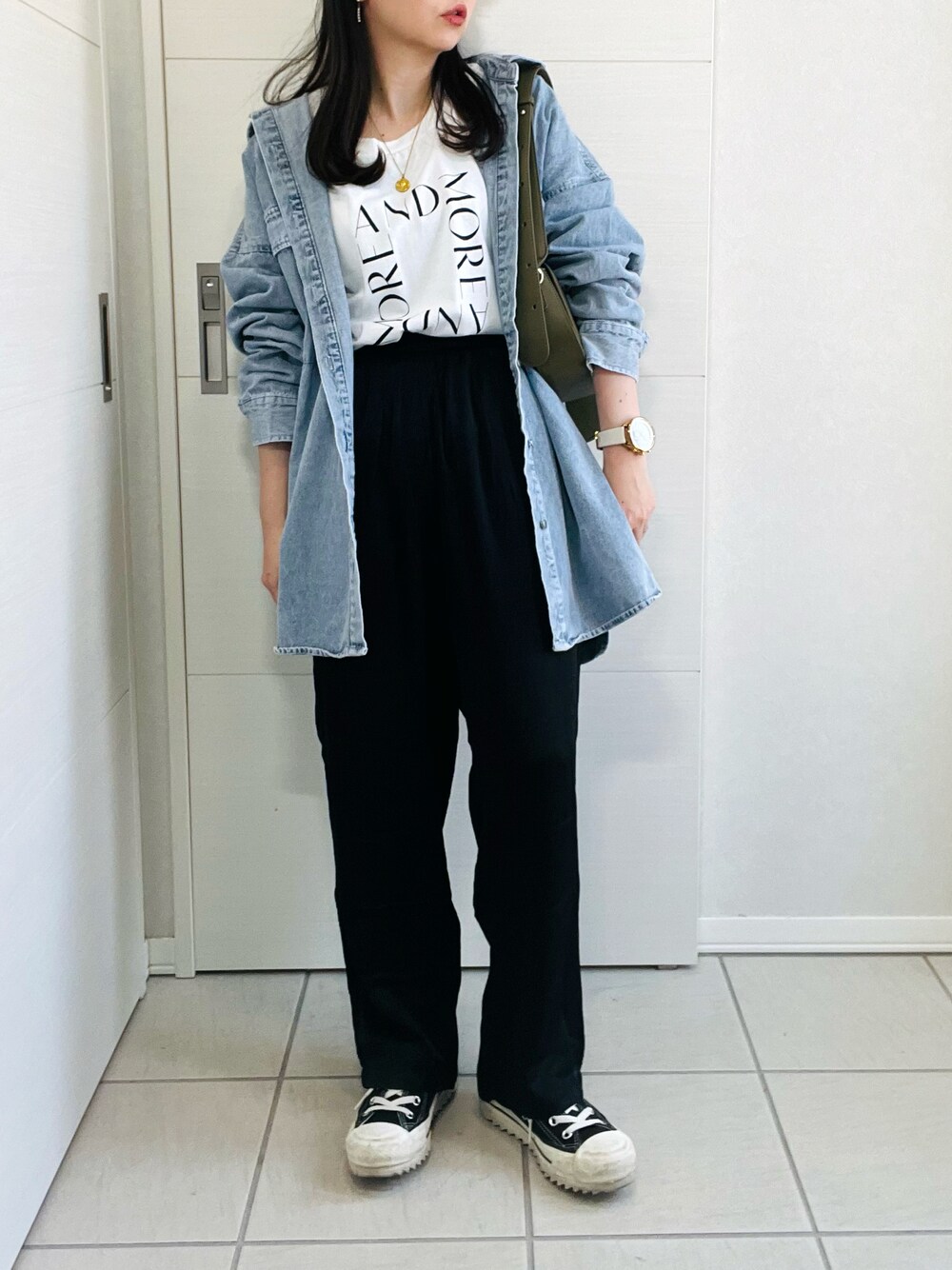 「オトナカジュアル、休日スタイル、楽チンコーデ、オトナ女子、初秋コーデ、reca、recaコーデ、レカ(reca)、イージーパンツ、サテンパンツ、低身長、低身長コーデ、低身長女子、プチプラ、秋」｜「tiptopのデニムBIGシャツジャケット（シャツ/ブラウス、ブルー系）」を使った、❁⃘asa❁⃘さん（レディース・150cm）の夏コーディネートの1枚目の写真