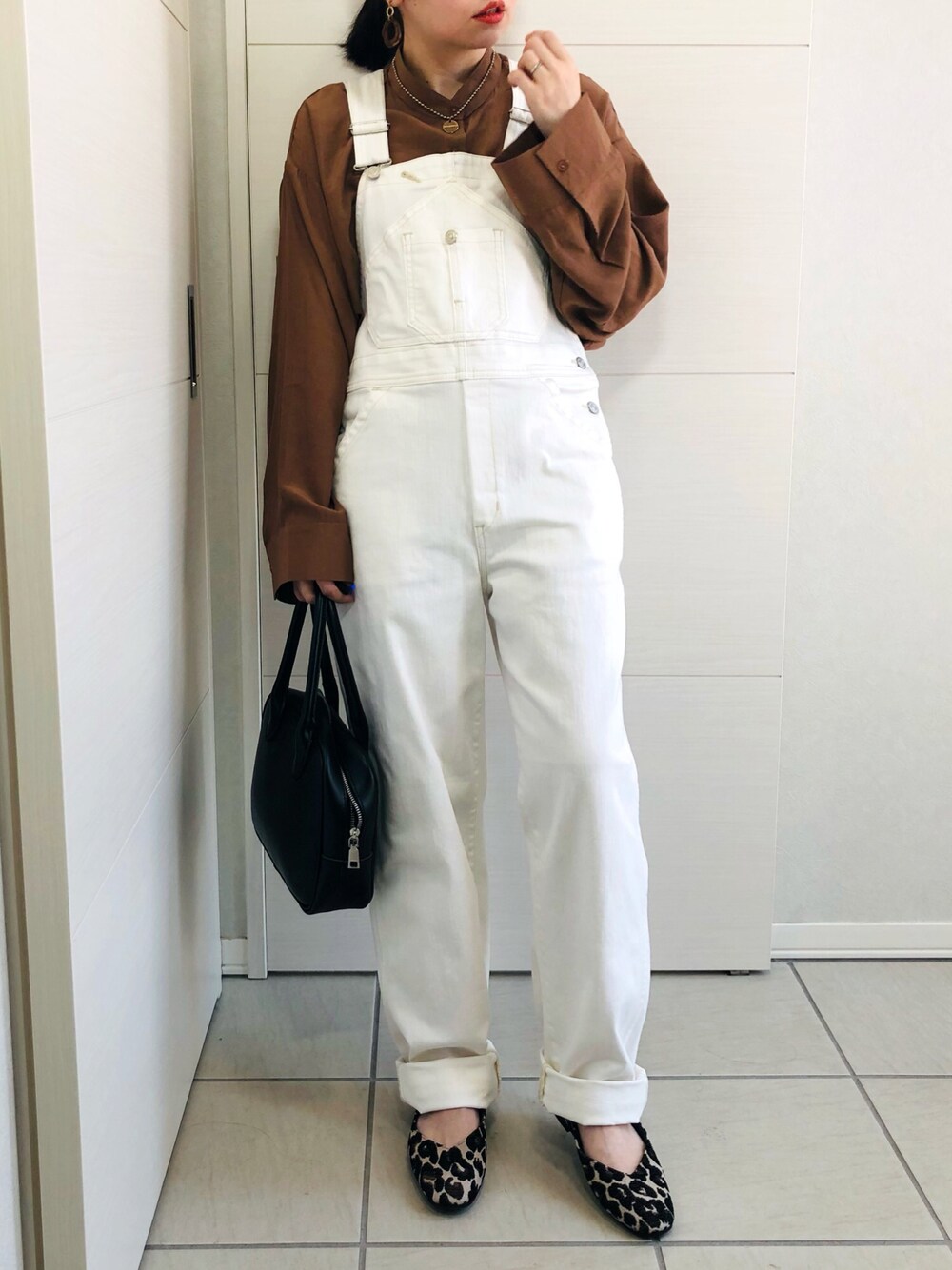 ブラウン系のシャツ/ブラウス、ホワイト系のサロペット/オーバーオール、その他のバレエシューズを着用したレディースの夏コーディネートの1枚目の写真