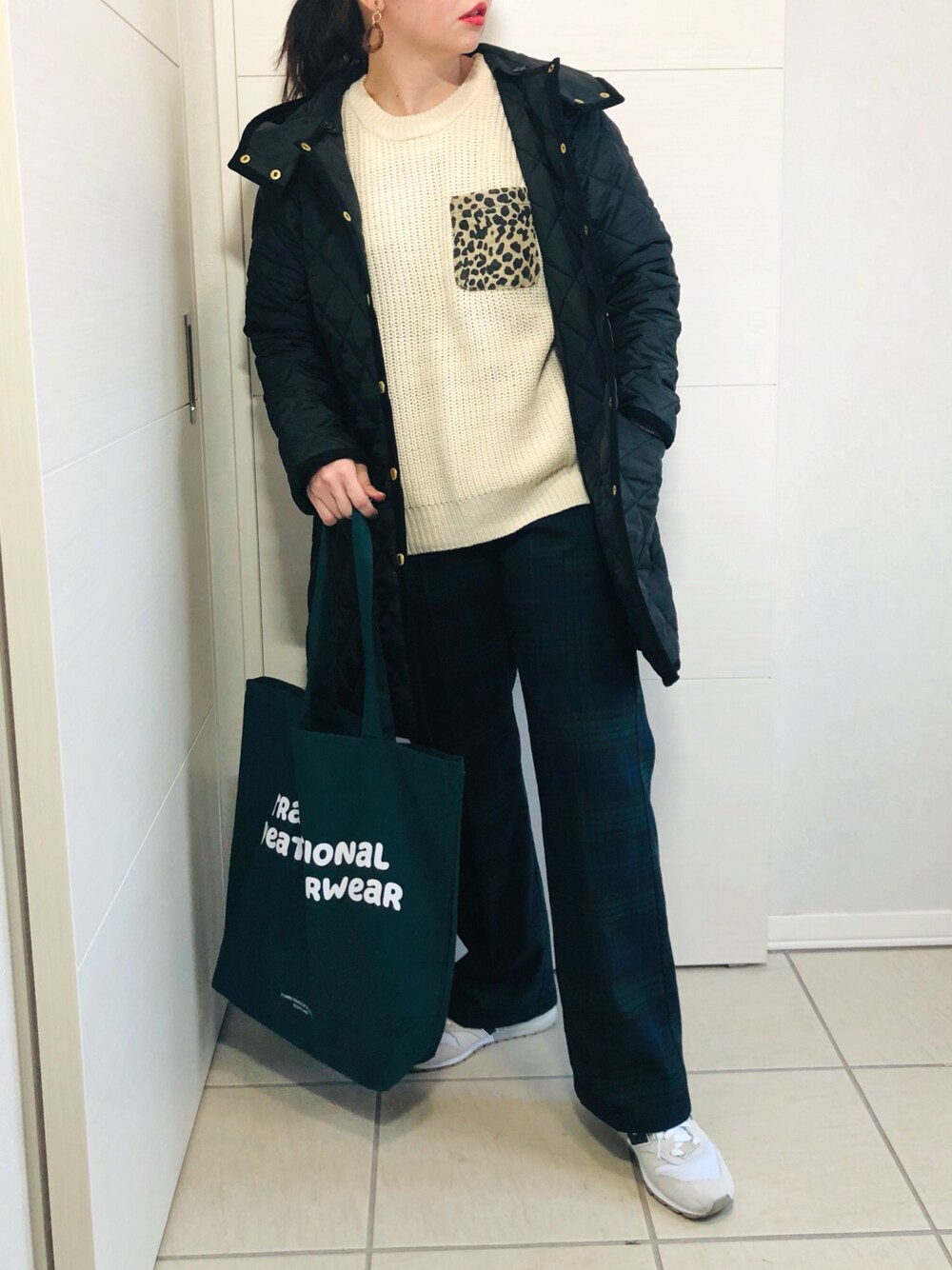「スニーカー、チェックパンツ、Traditional Weatherwear、低身長、低身長コーデ、オトナカジュアル、Sonny　Label、ロゴトート、冬アウター、トラディショナルウェザーウエア、オトナ女子、urban research sonny label、サニーレーベル、TWW、低身長女子」｜「Traditional WeatherwearのARKLEY WITH DETACHABLE HOOD（ノーカラーコート、ブラック系）」を使った、❁⃘asa❁⃘さん（レディース・150cm）の冬コーディネートの1枚目の写真