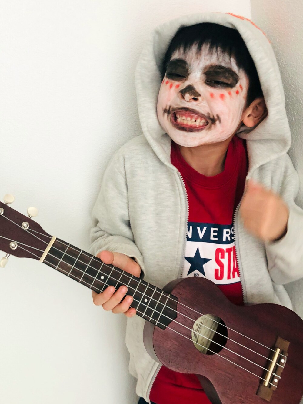 ベージュ系のパーカー、その他のその他、その他のその他を着用したレディースの秋コーディネートの1枚目の写真