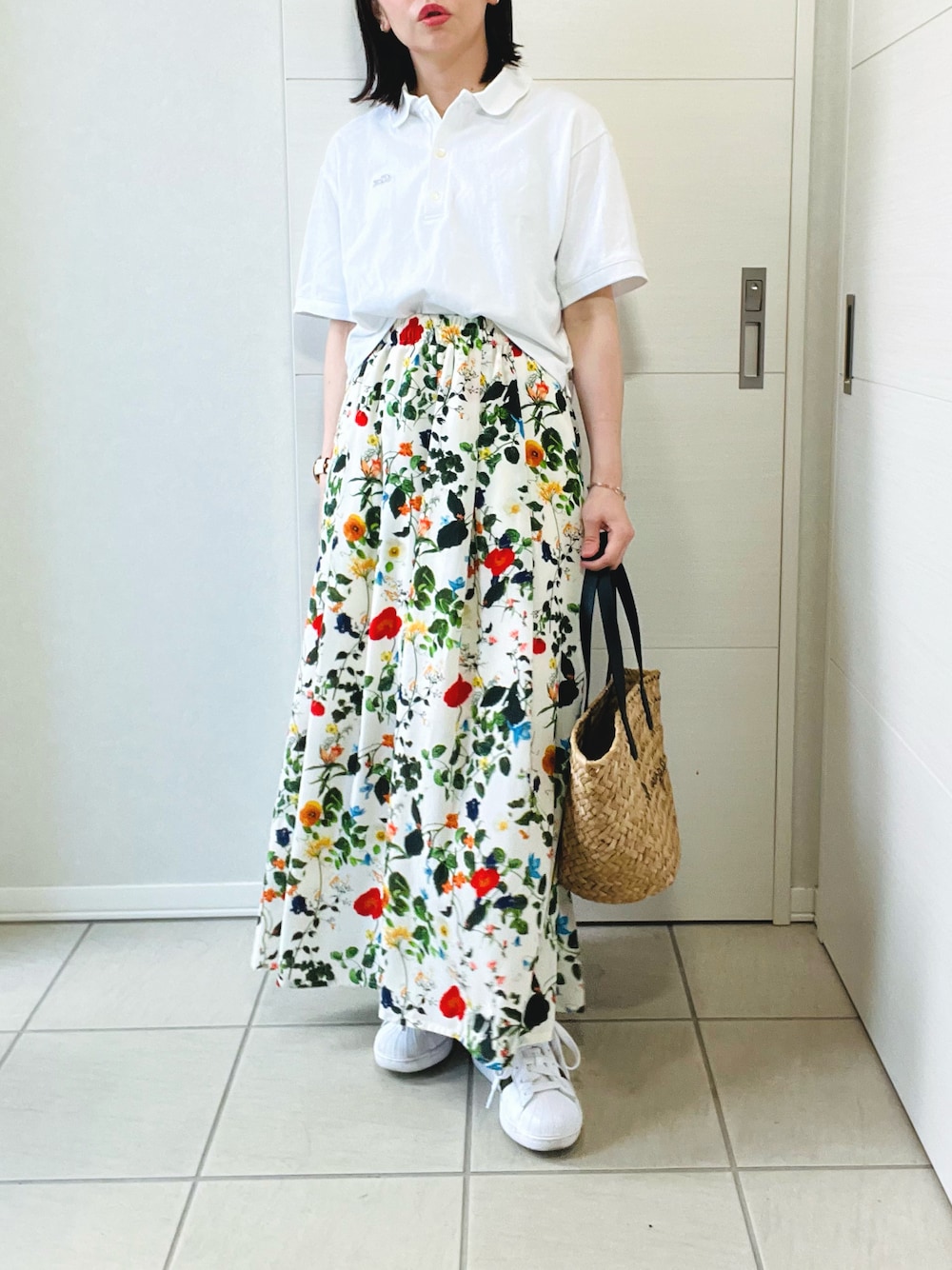 ホワイト系のその他パンツ、ホワイト系のポロシャツ、ホワイト系のスニーカーを着用したレディースの夏コーディネートの1枚目の写真