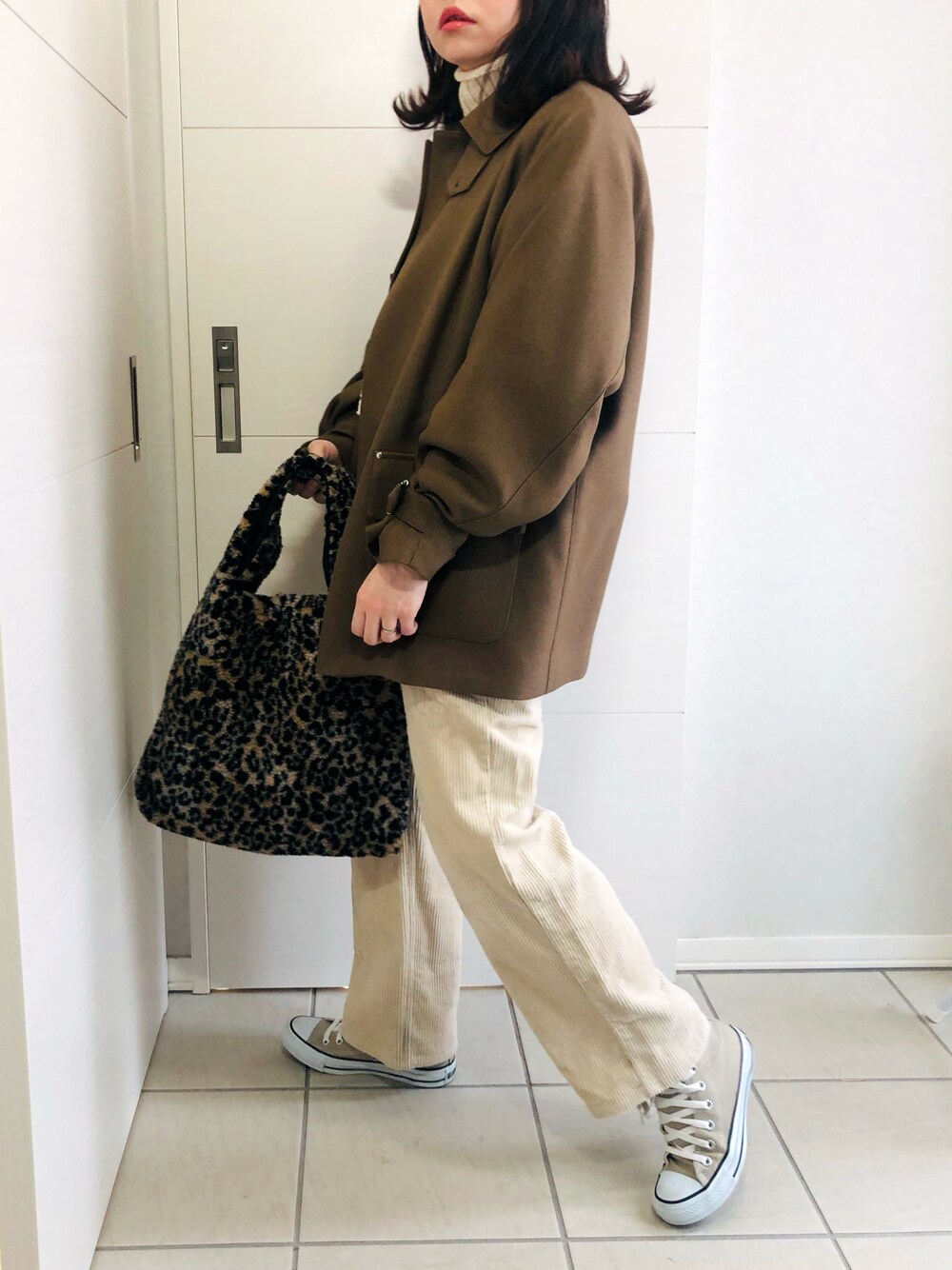 ベージュ系のブルゾン、ホワイト系のニット/セーター、ベージュ系のその他パンツを着用したレディースの冬コーディネートの1枚目の写真