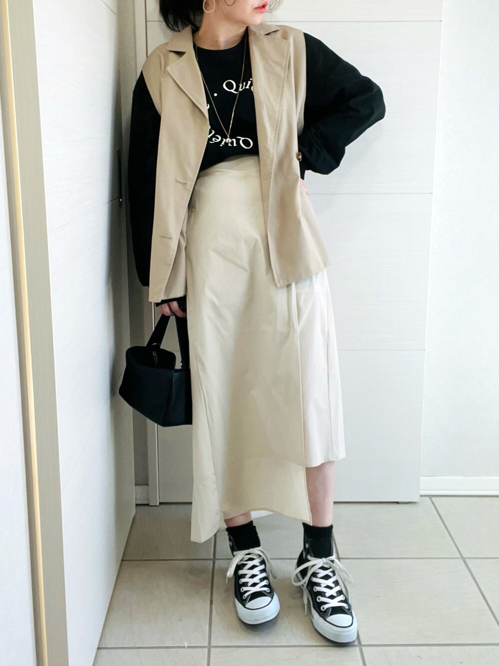 ブラック系のTシャツ/カットソー、ベージュ系のテーラードジャケット、ベージュ系のスカートを着用したレディースの冬コーディネートの1枚目の写真