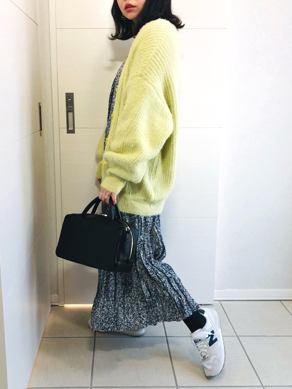 グリーン系のカーディガン/ボレロ、ブルー系のワンピース、ホワイト系のスニーカーを着用したレディースの冬コーディネートの1枚目の写真