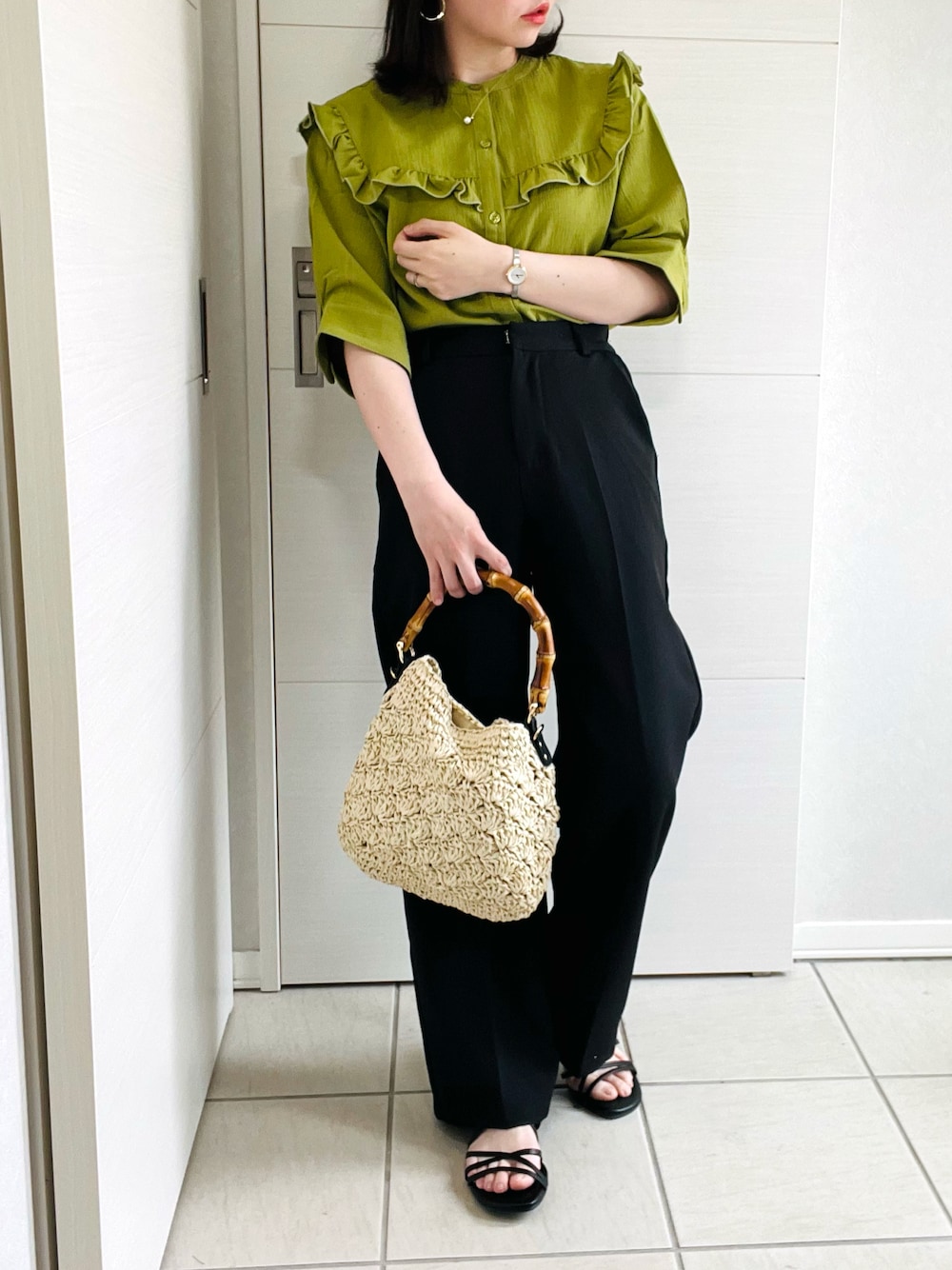 グリーン系のシャツ/ブラウス、ブラック系のスラックス、ブラック系のサンダルを着用したレディースの夏コーディネートの1枚目の写真