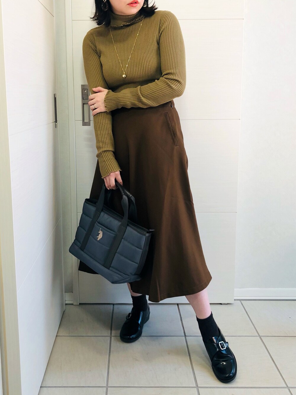 「トートバッグ、秋のコーデ、HARUTA、タートルネックニット、リブニット、低身長、キルティングバッグ、低身長コーデ、ミモレ丈スカート、秋冬コーデ、モンクシューズ、オトナ女子、USポロ、PURIL、ピュリル」｜「PURILの【PURIL】リブメロータートルネックニット（ニット/セーター、ブラウン系）」を使った、❁⃘asa❁⃘さん（レディース・150cm）の秋コーディネートの1枚目の写真