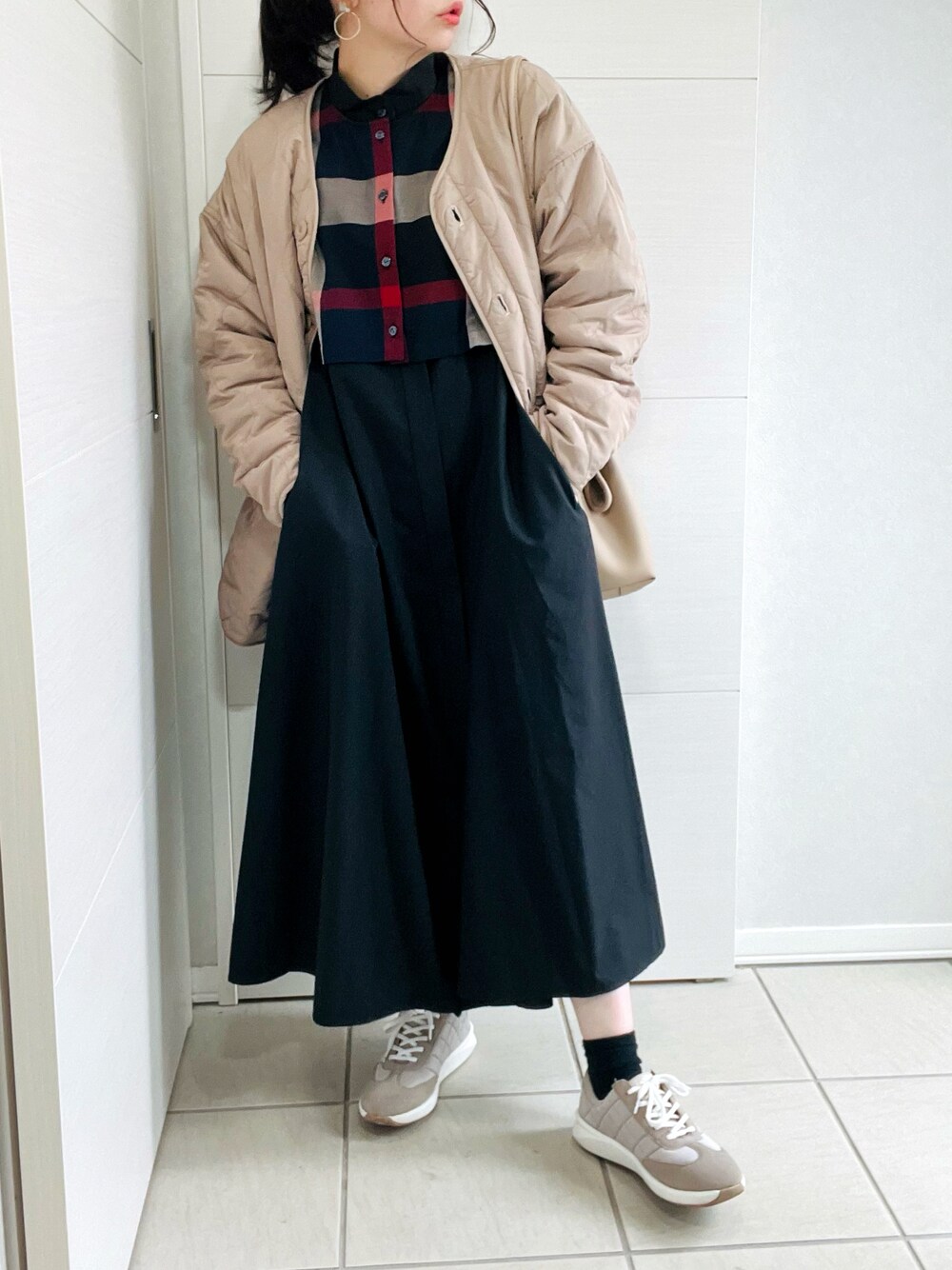 「ベージュ、cbcrestbridge、crestbridge、cbクレストブリッジ、シービークレストブリッジ、クレストブリッジ、tiptop、オトナカジュアル、休日スタイル、チェック柄、クラークス、clarks、低身長、低身長コーデ、低身長女子」｜「CB CRESTBRIDGEのベスト付きシャツワンピース（ワンピース、ブラック系）」を使った、❁⃘asa❁⃘さん（レディース・150cm）の秋コーディネートの1枚目の写真