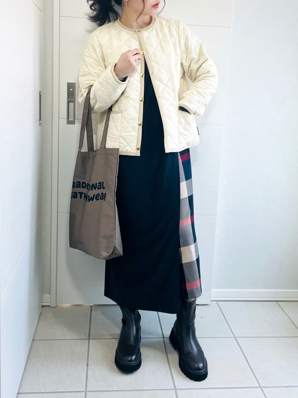 「オトナカジュアル、秋冬コーデ、トラディショナルウェザーウェア、Traditional Weatherwear、TWW、キルティングジャケット、cbcrestbridge、cbクレストブリッジ、シービークレストブリッジ、クレストブリッジ、crestbridge、大人女子、低身長、低身長女子、低身長コーデ」｜「Traditional WeatherwearのARKLEY（ノーカラージャケット、ホワイト系）」を使った、❁⃘asa❁⃘さん（レディース・150cm）の秋コーディネートの1枚目の写真