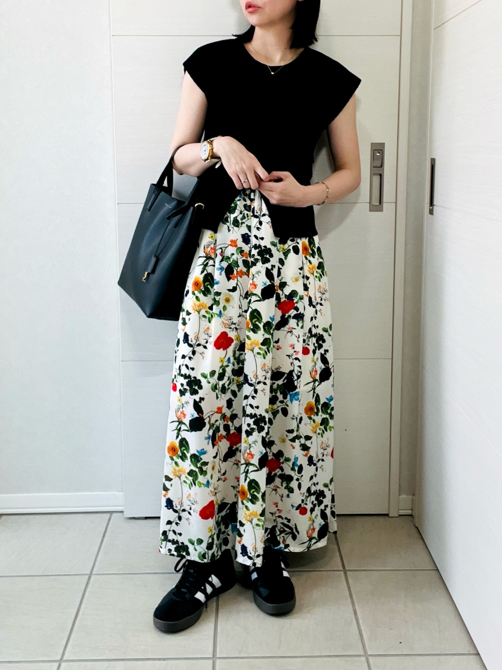 ホワイト系のその他パンツ、ブラック系のニット/セーター、ブラック系のスニーカーを着用したレディースの夏コーディネートの1枚目の写真