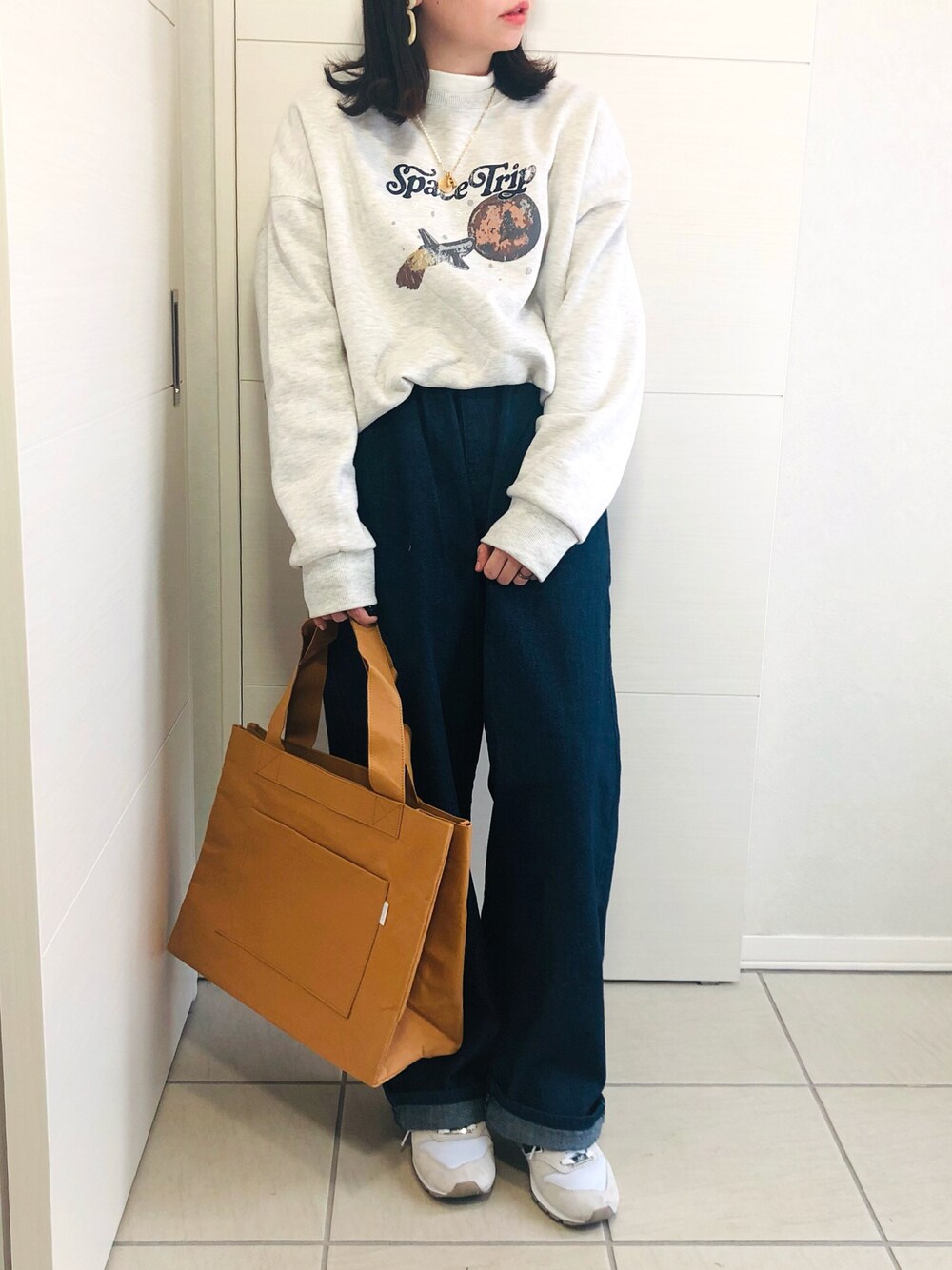 ベージュ系のスウェット、ブルー系のその他パンツ、ホワイト系のスニーカーを着用したレディースの冬コーディネートの1枚目の写真