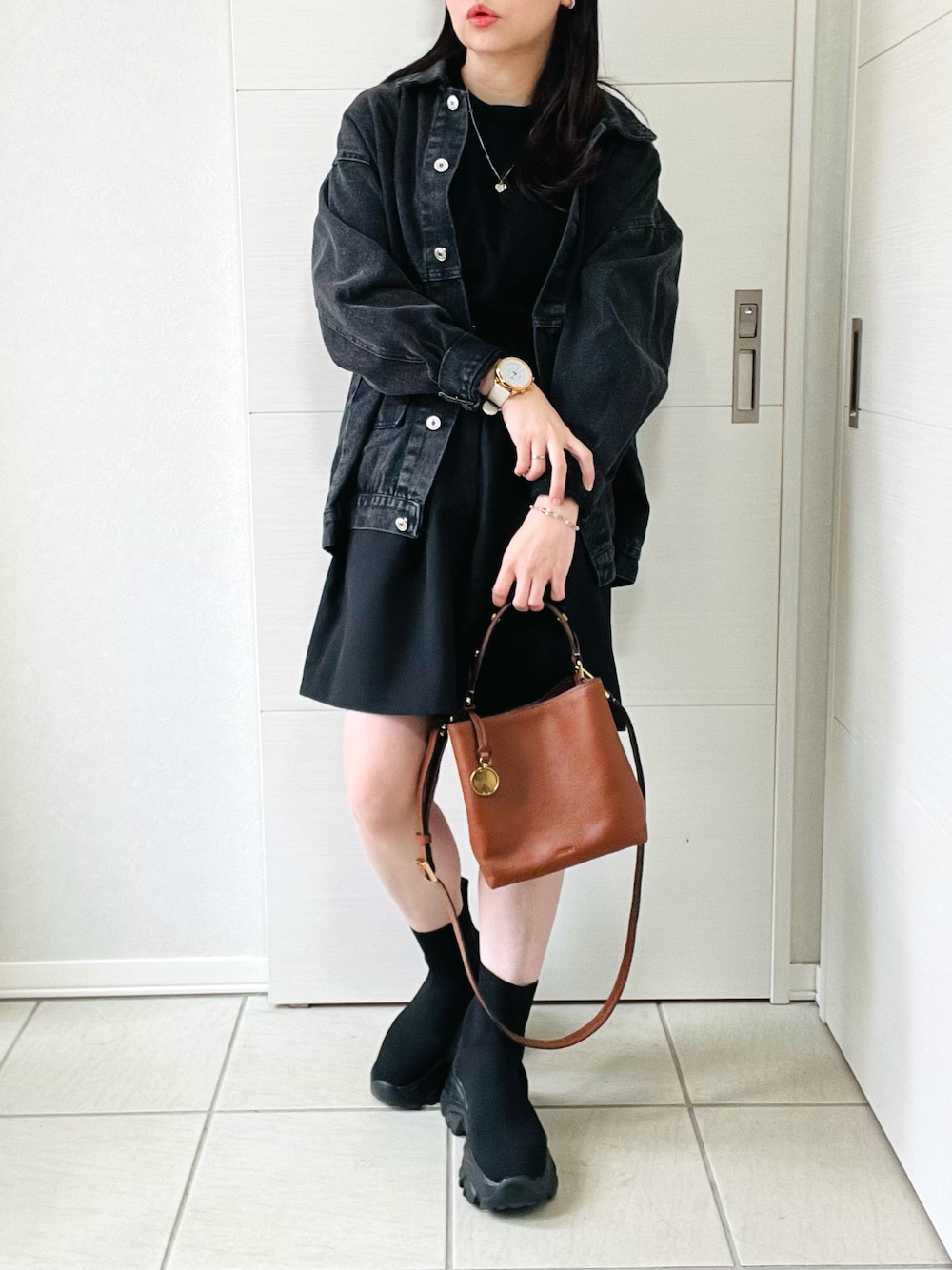 「秋っぽコーデ更新中、ブラックコーデ、ブラウン、ブラウン色に染まれ、秋服、休日スタイル、デニムジャケット、ハーフパンツ、ブーツ、FOSSILSTYLE、Fossil、フォッシル、低身長、低身長コーデ、低身長女子」｜「FOSSILのJessie Crossbody ZB11002200（ショルダーバッグ、ブラウン系）」を使った、❁⃘asa❁⃘さん（レディース・150cm）の秋コーディネートの1枚目の写真