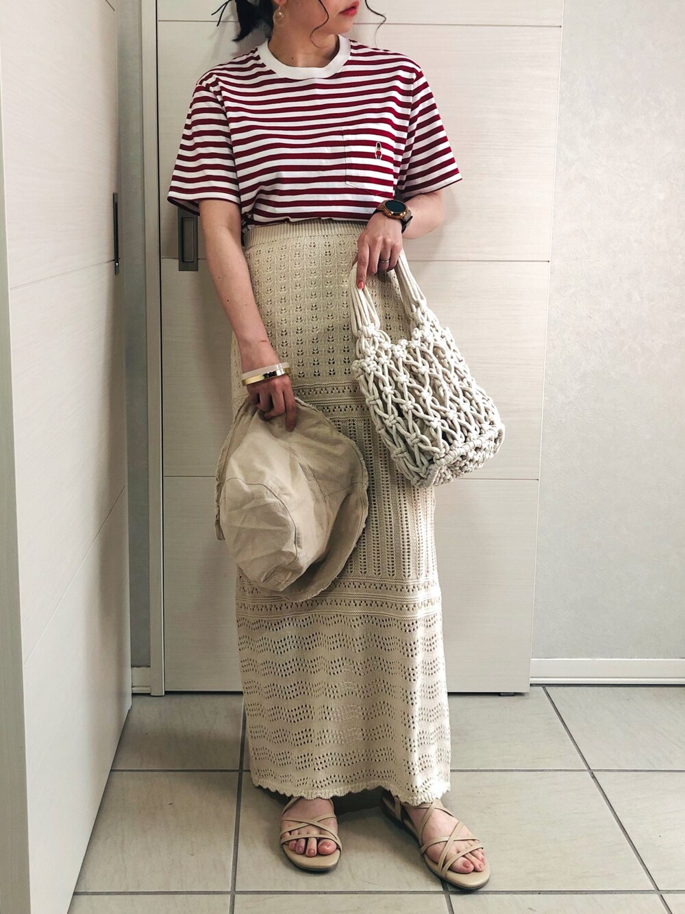 レッド系のTシャツ/カットソー、ホワイト系のシャツ/ブラウス、ベージュ系のサンダルを着用したレディースの夏コーディネートの1枚目の写真