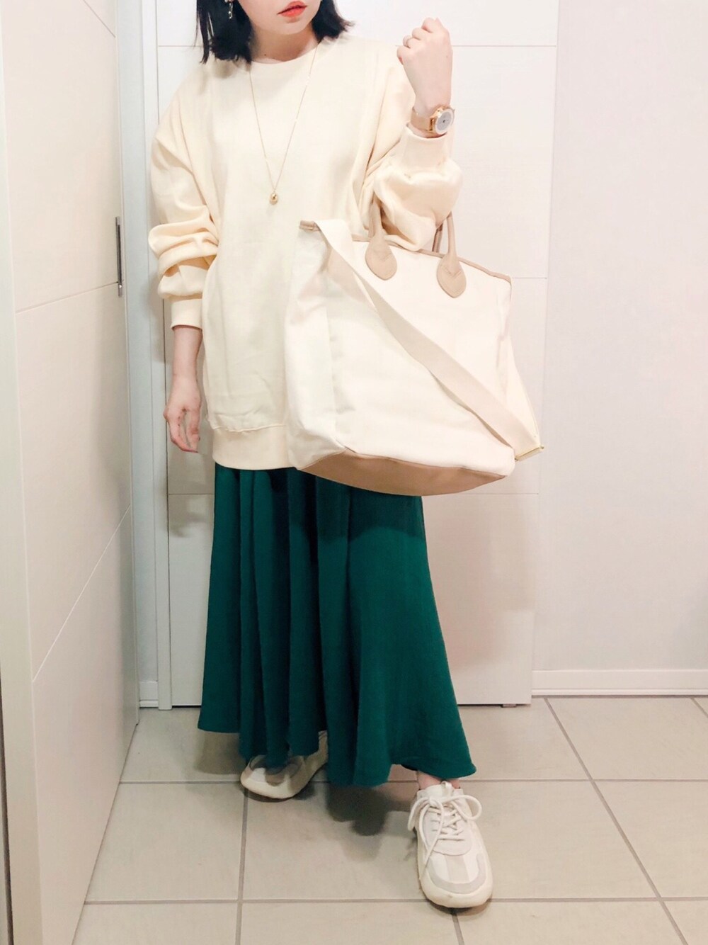 「秋コーデ、オトナカジュアル、スウェット、ロングスカート、シンプルコーデ、低身長、秋服準備はじめました、オトナ女子、グリーン、クリスプ、Crisp yours、Re:EDIT、リエディ、UGG、低身長コーデ」｜「Crisp yoursの【WEB限定】オーバークルーネックスウェット（スウェット、ベージュ系）」を使った、❁⃘asa❁⃘さん（レディース・150cm）の夏コーディネートの1枚目の写真