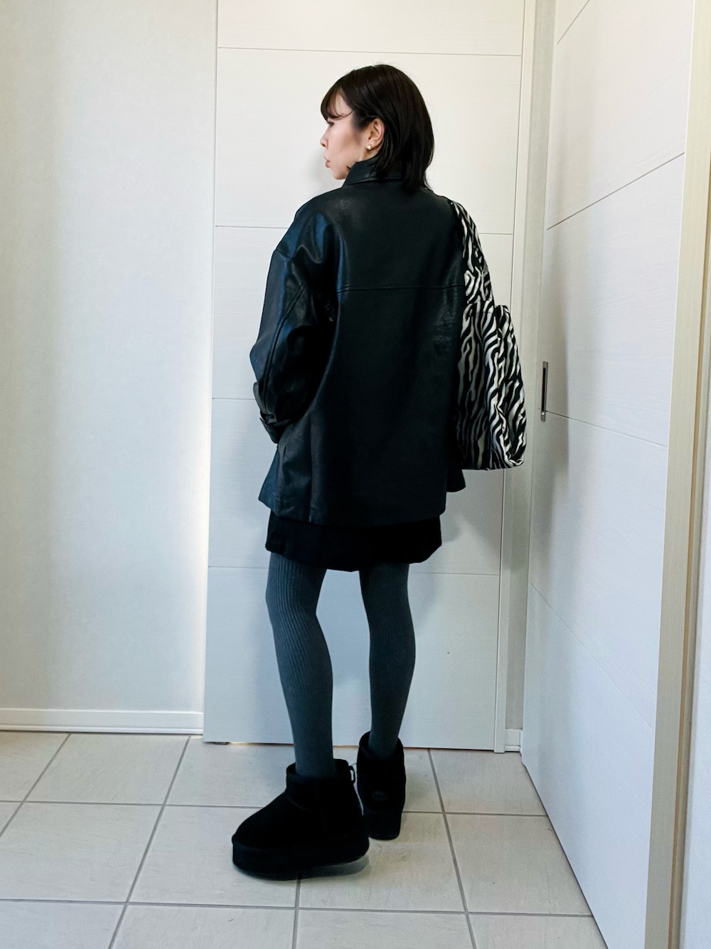 ブラック系のブルゾン、グレー系のニット/セーター、ブラック系のその他パンツを着用したレディースの冬コーディネートの1枚目の写真