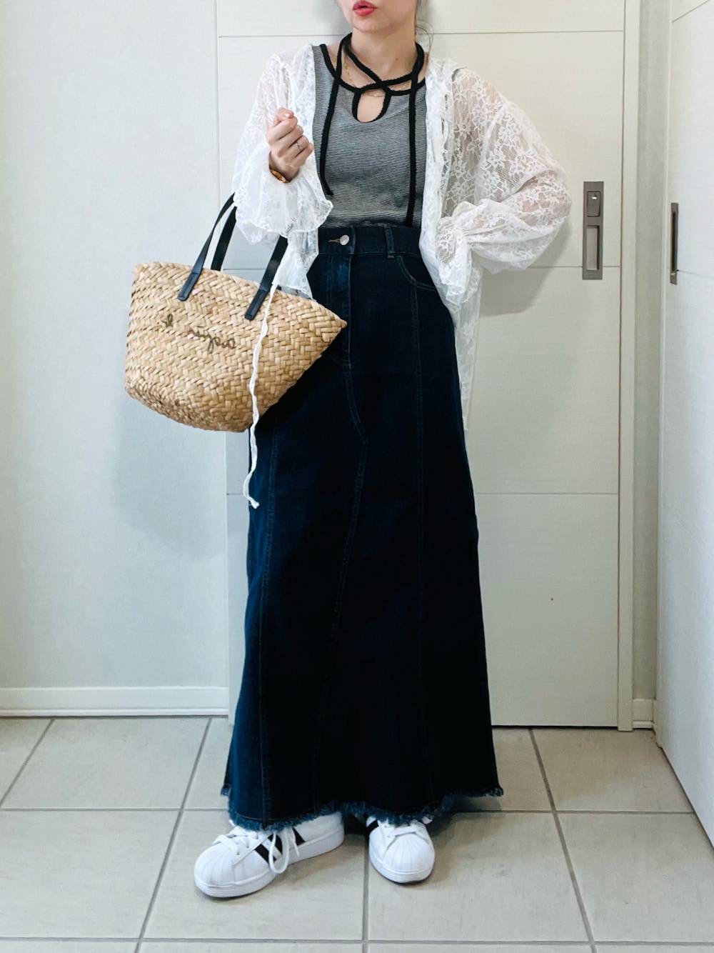 ホワイト系のTシャツ/カットソー、ブラック系のタンクトップ、ブルー系のデニムスカートを着用したレディースの夏コーディネートの1枚目の写真